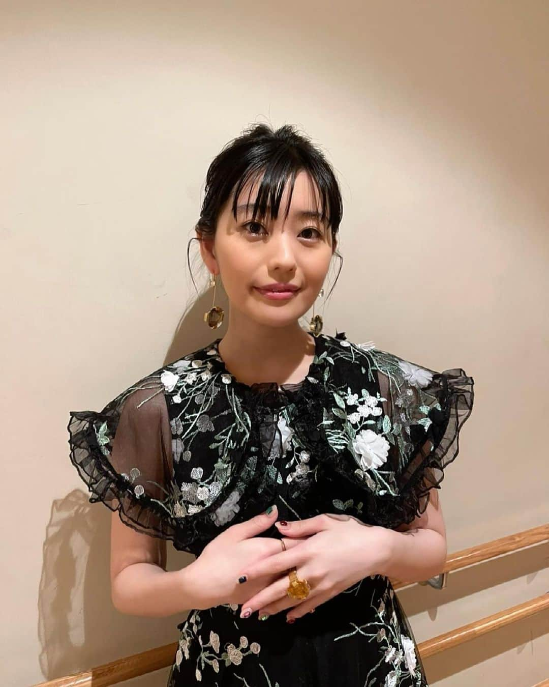 冨手麻妙さんのインスタグラム写真 - (冨手麻妙Instagram)「全裸監督シーズン2、ワールドプレミアイベントの時📸💖  シーズン2、いよいよ本日16時〜配信開始です！！お楽しみに🎥💖  〝The Naked Director〟is streaming today!!!on Netflix🎥  hairmake💄 @surfyama   stylist 👗 @alexhayano   nail 💅 @chipieee_eri   #全裸監督 #全裸監督シーズン2 #thenakeddirector #netflix #ネトフリ」6月24日 11時09分 - amitomite