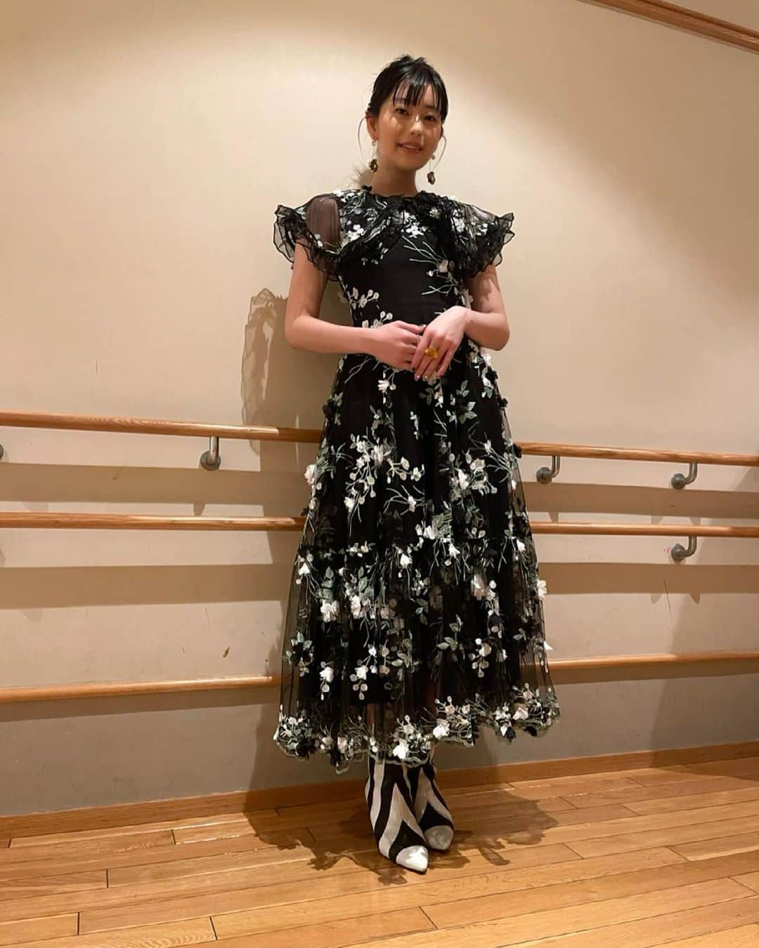 冨手麻妙さんのインスタグラム写真 - (冨手麻妙Instagram)「全裸監督シーズン2、ワールドプレミアイベントの時📸💖  シーズン2、いよいよ本日16時〜配信開始です！！お楽しみに🎥💖  〝The Naked Director〟is streaming today!!!on Netflix🎥  hairmake💄 @surfyama   stylist 👗 @alexhayano   nail 💅 @chipieee_eri   #全裸監督 #全裸監督シーズン2 #thenakeddirector #netflix #ネトフリ」6月24日 11時09分 - amitomite