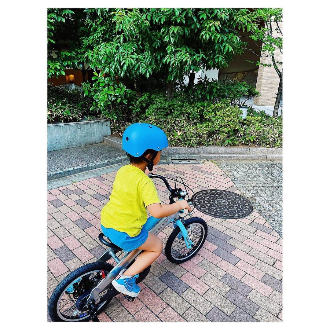 のインスタグラム：「自転車🚲練習中🔰😊 ブルーBOY🧢😂😂😂  #4歳 #男の子 #ブルー好き」