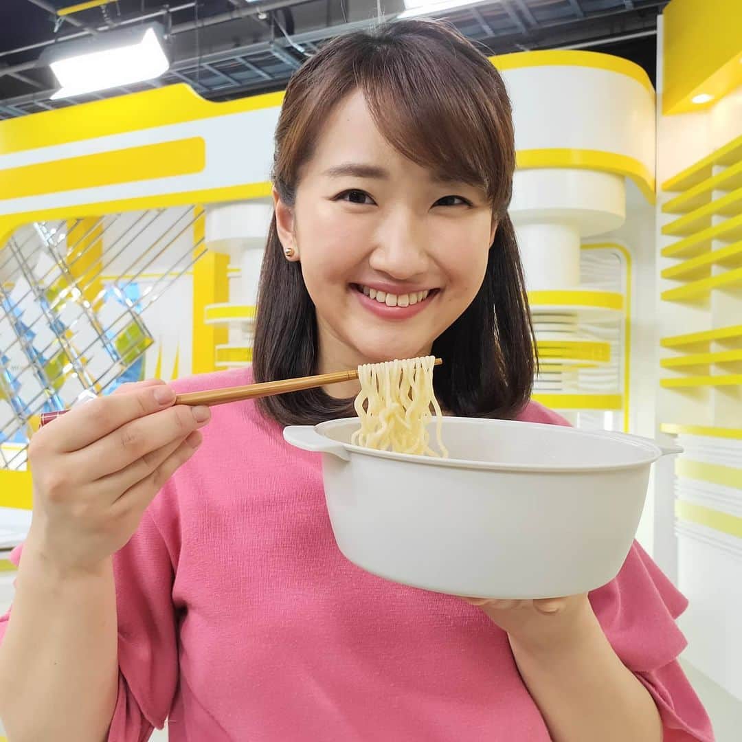 札幌テレビ「どさんこワイド朝」のインスタグラム：「あす6月25日(金)は、 大人気生活雑貨店「3COINS」の夏に使えるグッズをご紹介します。  きょうのリハーサルからラーメンが食べられて良かったですね、西尾アナ！ . . #どさんこワイド朝 #西尾優希  #あすのピックアップ  #3COINS #夏  #リハーサルから試食」