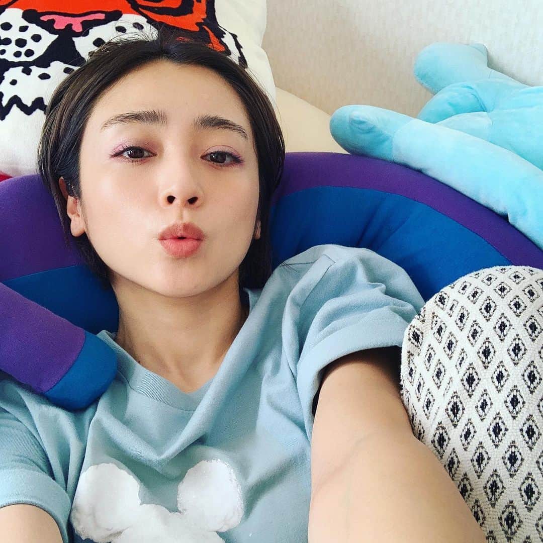 のインスタグラム：「💙💙💙 ひととおり家事が終わったから、 お花でも買いに行こうかしら。。。 と、思いつつ。 けっきょくダラダラしてる🙄」