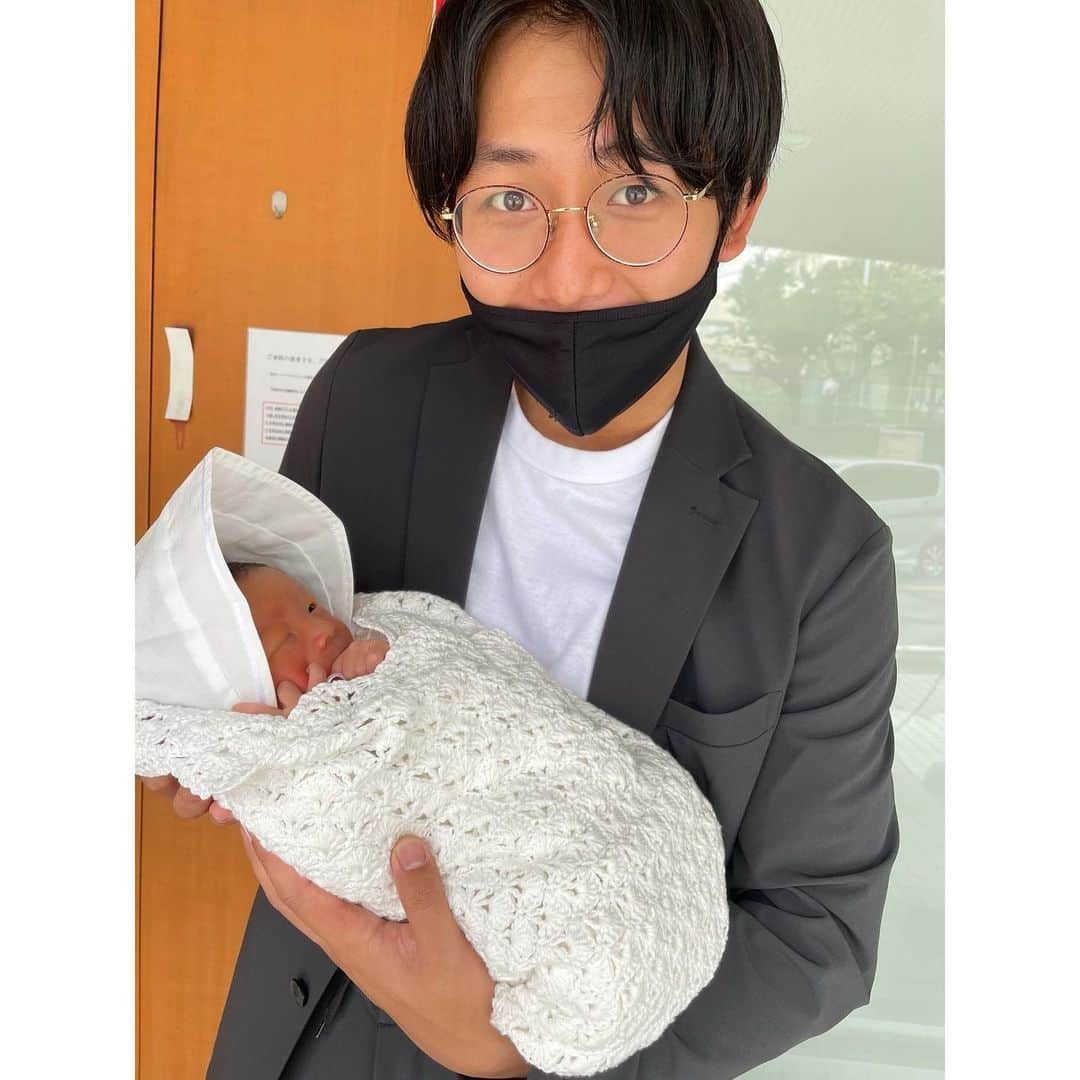 大本梨帆さんのインスタグラム写真 - (大本梨帆Instagram)「【ご報告】 2021.6.21 am11:06 3426gの男の子を出産しました👶🏻✨  名前は湊心(みなと)くんです☺️💕  予定より2日早く産まれてきてくれました💗💗 28時間の壮絶なお産とコロナ禍で立ち会いもできず死ぬかと思ったけど、やっと我が子に会えて幸せです❤️✨  産まれてきた我が子はおじいちゃん(私の父)と瓜二つ😳 2人共同じ丑年🐮の双子座♊️ボーイです👶🏻💕笑  産後貧血で当日の夕方に立ち上がった瞬間地面に思いっきりお尻からすっ転んだり、足はゾウのように浮腫んでたり、全身筋肉痛だったりいろいろと身体はボロボロだけど産休中は旦那さんや家族に甘えながらゆっくりしたいと思います☺️💓  そして初産だけどすでに本日退院❣️笑 不安な事たくさんあるけど楽しみながら新生活を送れたらいいなー💓  このような形での報告となってしまいすみません🙇‍♀️ 暖かく見守っていただけると幸いです👨‍👩‍👦 #出産報告 #令和3年ベビー #男の子ベビー #男の子ママ #夏至ベビー」6月24日 12時52分 - riho1129____