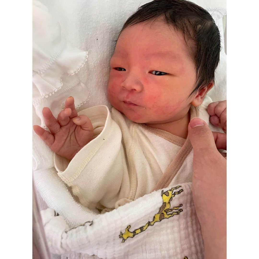 大本梨帆のインスタグラム：「【ご報告】 2021.6.21 am11:06 3426gの男の子を出産しました👶🏻✨  名前は湊心(みなと)くんです☺️💕  予定より2日早く産まれてきてくれました💗💗 28時間の壮絶なお産とコロナ禍で立ち会いもできず死ぬかと思ったけど、やっと我が子に会えて幸せです❤️✨  産まれてきた我が子はおじいちゃん(私の父)と瓜二つ😳 2人共同じ丑年🐮の双子座♊️ボーイです👶🏻💕笑  産後貧血で当日の夕方に立ち上がった瞬間地面に思いっきりお尻からすっ転んだり、足はゾウのように浮腫んでたり、全身筋肉痛だったりいろいろと身体はボロボロだけど産休中は旦那さんや家族に甘えながらゆっくりしたいと思います☺️💓  そして初産だけどすでに本日退院❣️笑 不安な事たくさんあるけど楽しみながら新生活を送れたらいいなー💓  このような形での報告となってしまいすみません🙇‍♀️ 暖かく見守っていただけると幸いです👨‍👩‍👦 #出産報告 #令和3年ベビー #男の子ベビー #男の子ママ #夏至ベビー」