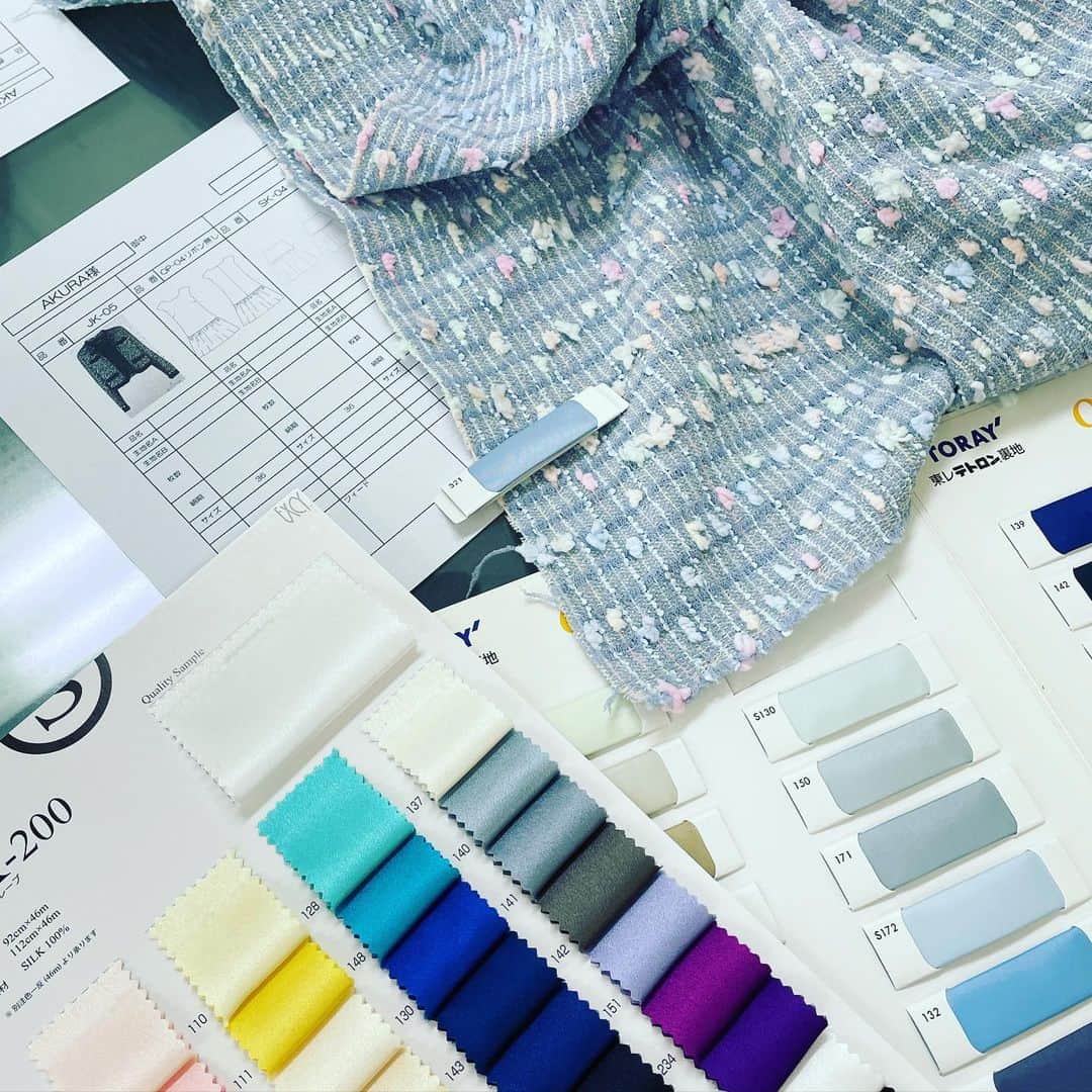 のインスタグラム：「裏地選ぶの0.5秒🦄  #akurarobe#akurarobefur#dressmaking #fashion#design#designer#tweed#chaneltweed#展示会は8末です❤️」