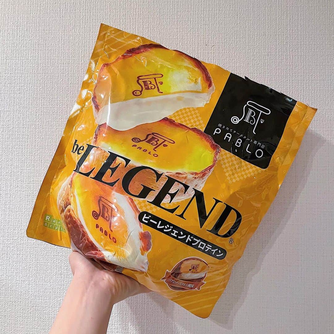 のインスタグラム：「最近見つけたお気に入りプロテイン😆⭐️  このプロテインチーズティー飲んでるみたいで甘いもの食べたい時に飲むと結構満足します💕  カロリーも高くないし！！！  私はアーモンドミルク（砂糖不使用）と割って飲んでます！！！  おすすめは、冷凍バナナ入れてミキサーにかけてバナナチーズティー風にするか、冷凍のブルーベリー、冷凍のいちごをいれても美味しいです😉❤️  冷凍入れるとフラペチーノみたいになるのでおすすめです☺️  ぜひやってみてください✨  #ダイエット #プロテイン #チーズ #チーズ好きには最高」