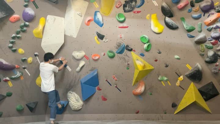 青山草太のインスタグラム：「再挑戦。  …今のところ、おとせる（クリア出来る）気がしない…（笑）  が！なんとかこの課題があるうちに！  #青山草太#sotaaoyama #日本#japan #ボルダリング#bouldering #クライミング #climbing #再挑戦 #今のところ #落とせる気がしない」