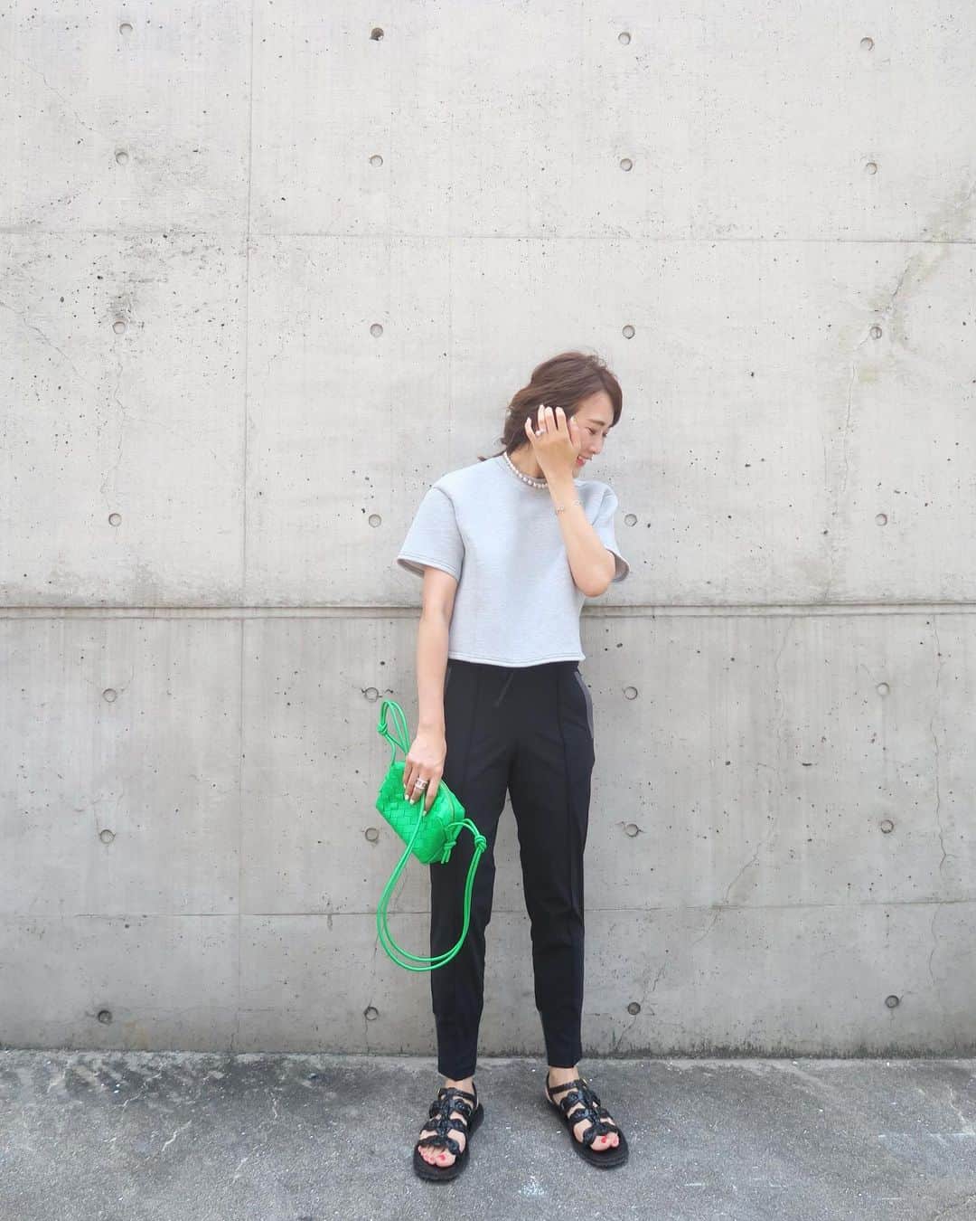 Mai Wakimizuのインスタグラム：「今まで困った時はやたらとTシャツを合わせがちだったけど、今年はこのボンディングトップスにシフト！立体感あって体のラインを拾わないシルエットに、インしなくてもバランスの良い少し短めの丈感(ここが重要)。インした方がバランス良いけど、それによってウエストが太って見えるのがちょっと...そんな方に是非お勧めしたいのがこちらのボンディングトップス！(通販番組みたい。笑)シンプルだけど拘ってる、個人的にお勧めの一枚です♡前回の発売からやっとやっとの再入荷＼(^o^)／お待たせしましたー♡ #wakkinstyle#ootd#coordinate#ママコーデ tops:#linkable @linkable_official(今夜20:00再入荷) pants:#linkable @linkable_official(来月1日再入荷予定) bag:#bottegaveneta  shoes:#prada」