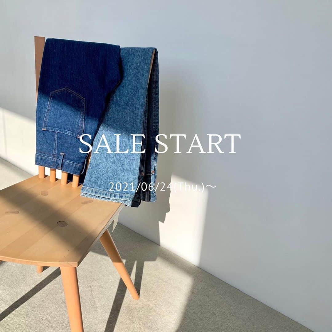 Moname Official Instagramのインスタグラム：「． Moname 公式ONLINE STOREでは、 6月24日(木)正午より最大50%OFFのSALEが スタートいたします！  一年を通してコーディネートに 使いやすいデニムを始め、 人気のイージーパンツも対象商品となります。 お得なこの機会をお見逃しなく👀✨  #moname #denim #sale #モナーム #デニム #セール」
