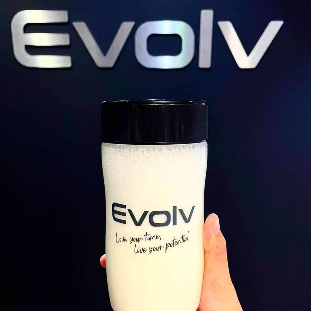 Evolv EMS Training Studioのインスタグラム：「皆さまこんにちは☀️ . みなさん、たんぱく質は足りていますか🥚？？  トレーニングしている方はもちろん、トレーニングしていない方でも、ぜひ意識的に取ってほしいたんぱく質🥚  3代栄養素と言われているたんぱく質は、生活する上でとても大切です✨  Evolvではレッスン以外にも、オリジナルプロテインも、実は発売中しています🥤  たんぱく質25g配合で、食物繊維、鉄、亜鉛などダイエットに欠かせない栄養が入っています🙆‍♀️  味はヨーグルトとバナナ味の2種類🍌  水や豆乳に合わせて、自分好みの味を見つけても😉👍  おススメの飲み方は、 バナナ味、豆乳、青汁を混ぜて飲むと、プロテインであることを忘れてしまいそうなくらい美味しい、バナナ抹茶ラテに大変身🌟  たんぱく質をしっかり補給して、EvolvのEMSスーツで効率よくダイエットして、理想のカラダを手に入れましょう💓  今なら500円でお得に体験できます🍀 ご予約は簡単3STEP！ プロフィールのリンクからいつでもどうぞ👇  @evolv_official . #evolv_ems #エボルブ #EMS  #EMSボディスーツ  #EMSダイエット #diet  #ダイエット #筋トレ #トレーニング #ボディメイク #フィットネス  #ワークアウト #ワークアウト女子 #有酸素運動 #エクササイズ  #トレーニング女子  #腹筋割りたい  #ジム女子  #ストレス発散  #美body  #アフターバーン  #アフターバーン効果  #時短ダイエット  #emsトレーニング #パーソナルトレーニング #投稿 #Evolv成城学園前店 #Evolv荻窪店 #Evolv五反田店 #Evolv新宿店」