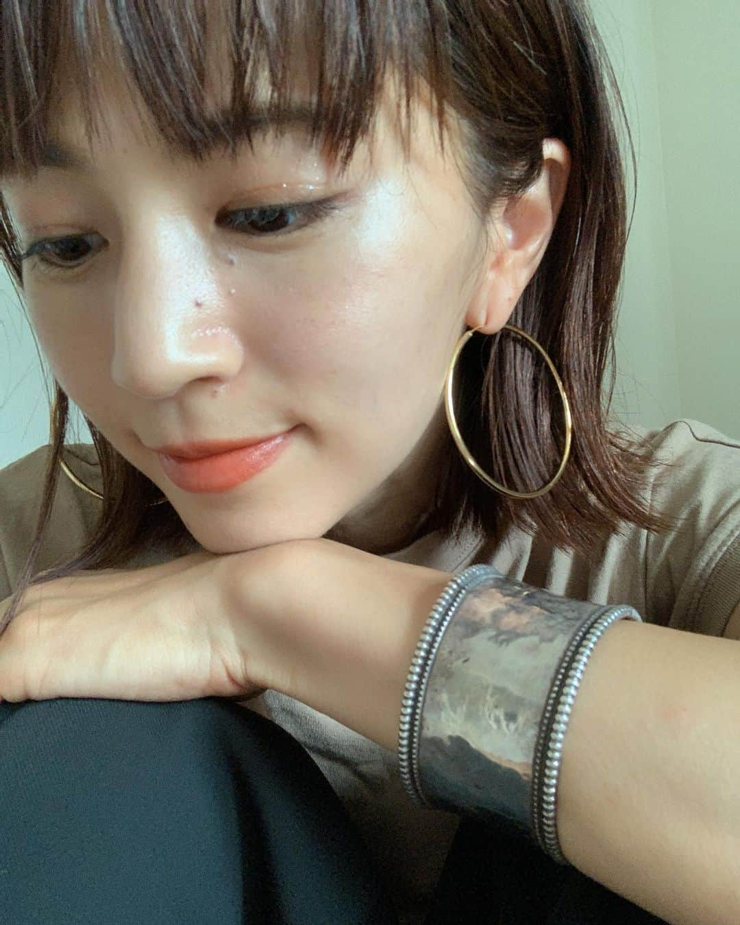 安田美沙子さんのインスタグラム写真 - (安田美沙子Instagram)「今日は、おっきなフープピアスの気分🤍今夜のインスタライブでも付けようかな✨  パパとおそろのバングル。 髪型変えたいねと、朝話していました。ウルフみたいのもいいし、短いのもいい。夏やし色々楽しみたい！  悩んでみたいと思います☺️🧡  #ヘアスタイル　#悩み中　#どんながいいかな　#ピアス　#バングル #todayful  #nonnative」6月24日 15時52分 - yasuda_misako