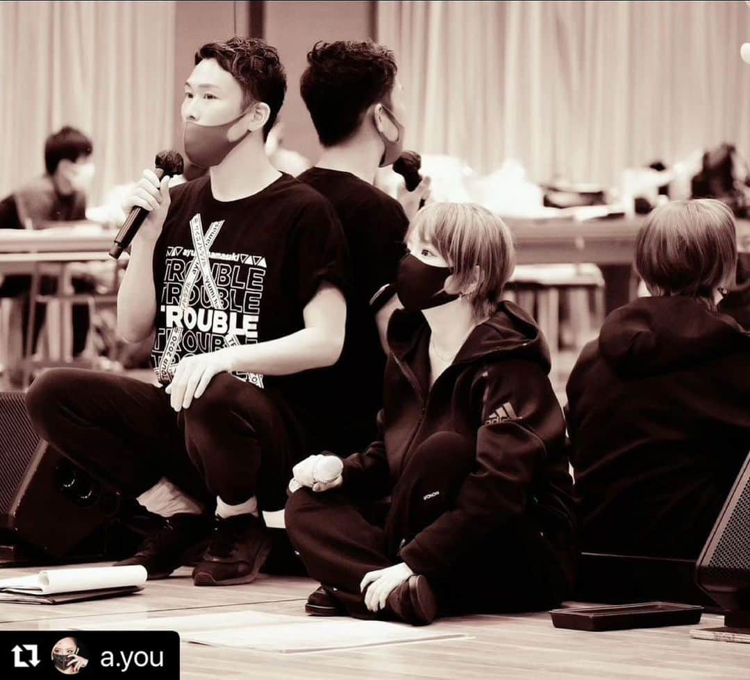 荒木駿平のインスタグラム：「#Repost @a.you with @make_repost ・・・ .  スタジオ通し二日間終わりました。  昨年末に、すぐ目の前まで辿り着いたと思った矢先に幻となったステージ。 今回、リベンジの機会が頂けたのは、きっとそうなる理由があったからだと今なら思えます。  生身の人間が、2度とは同じ事のない瞬間を創り続ける『LIVE』というものが本当に好きでたまらないと改めて感じました。  言葉に出来ない気持ちの方が圧倒的に多いですが、そんな気持ち全部をもって一座みんなで舞浜へ向かいます💪🔥🔥🔥🔥🔥  photo by @seitaro__tanaka   #MUSICforLIFE #underThesAmesky」