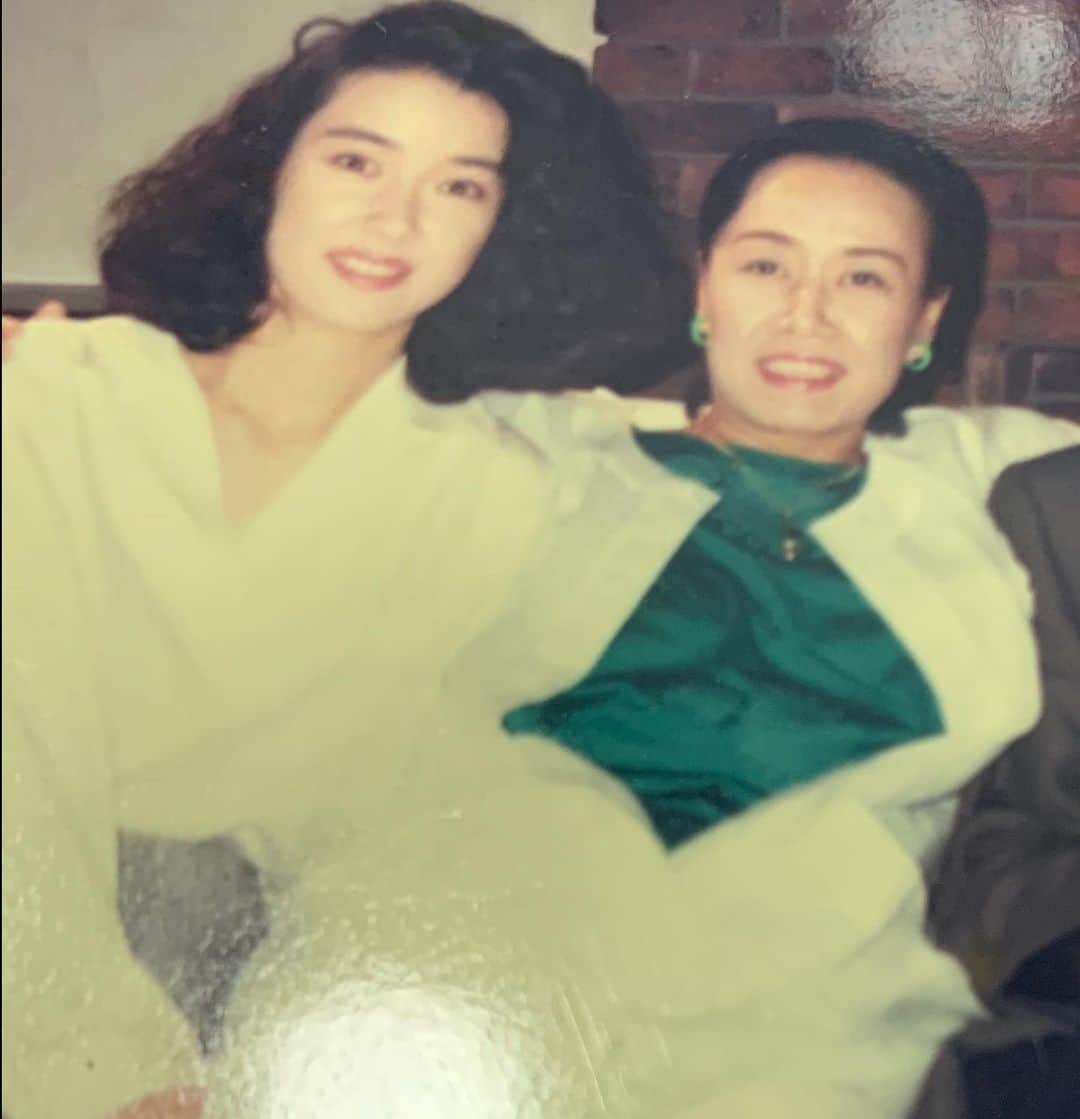 岸本加世子のインスタグラム：「今日はひばりさんの３３回忌。ご自宅に伺って来ました。横浜ご出身のひばりさんがお好きだった崎陽軒のひばりさんバージョンのお弁当が期間限定で発売になりました。 仏間にお邪魔していると、ごめーん！とひばり姉ちゃんが今にも入ってらっしゃる気がしてなりませんでした。#美空ひばり」