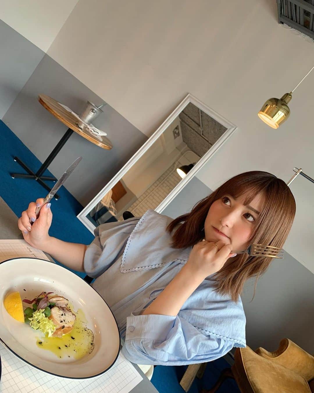 のインスタグラム：「🍽 . . 美味しい食べ物を目の前にすると 何から食べていいのか 分からなくなることない？？　 . 無いですか！ そうですか！ . 何でも無い日に おっしゃれーーーな ランチをご褒美に たまぁに2人でしてるんだ。 . . 明日雨予報何%だね？ とか 少し寒いかもね！何着よう！ . ってワクワク話してる時間も幸せ☺️ . . また今度、行こうね❤️ . . #lunch #happy #restaurant #写真撮ってる私 #必死過ぎない？#沢山歩くだろうから #スニーカー #な2人 #お散歩大好き」