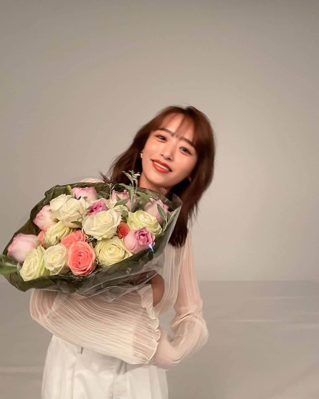 近藤千尋のインスタグラム：「躍動感ーーーーーー😍🌷 今日も楽しい現場に感謝です♥️🙇‍♀️ 素敵なお花ありがとうございました🥺 とある広告の撮影でした！ また嬉しいご報告します🌈🥰  明日はラヴィット生放送 朝8:00から見てくださいね🙏☀️📺」