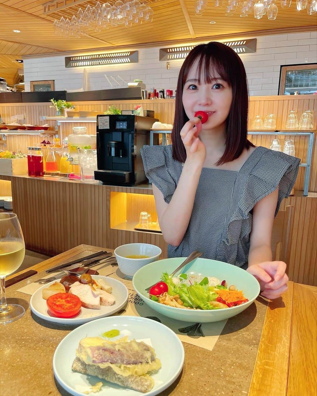 浜田翔子さんのインスタグラム写真 - (浜田翔子Instagram)「ずっと気になってた GAP 認証×プレミアビュッフェ🥬🍄🥒 グランイート銀座に行ってきました✨  お野菜一つ一つ美味しかったし、天ぷらは揚げたてで出してもらえます！ コンブチャ（発酵紅茶）は微炭酸で、美味しかった🥂✨ 健康になった気がする！  今はマタニティで食べれるものが限られちゃうんだけど、 ビュッフェだと食べたいもの選べるとこがいいですね！ カフェラテは、デカフェもあったの🤭💕嬉しい〜 あと、卵かけご飯が美味しそうでした🤤 生卵食べれるようになったら又お邪魔したいと思います😍  グランイート銀座 東京都中央区銀座2-2銀座インズ2　2階  pr @graneat.ginza #グランイート銀座 #gap認証 #銀座グルメ #野菜ビュッフェ #ヘルシーランチ #銀ブラ #ginzalunch #銀座ランチ #コンブチャ　#マタニティグルメ」6月24日 16時50分 - shoko_hamada