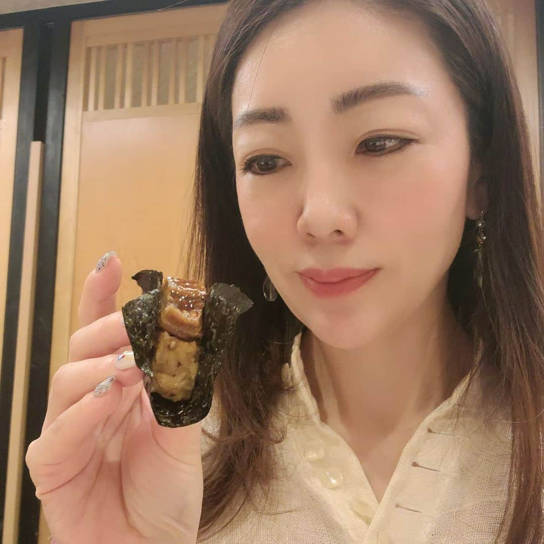 今堀恵理さんのインスタグラム写真 - (今堀恵理Instagram)「北新地のお鮨『葵』さん  @sushi_aoi_kitasinnti  さんに　@eminakano1226 さんと行って来ました💕  永楽町の通りの１階にあります  365日営業していて、年中無休なんです 江戸前寿司  コース 26品 12800円(14080円)  シンプルで美味しかったです😌💓  #鮨葵 #北新地 #北新地鮨 #グルメ女子」6月24日 17時02分 - eriimahori