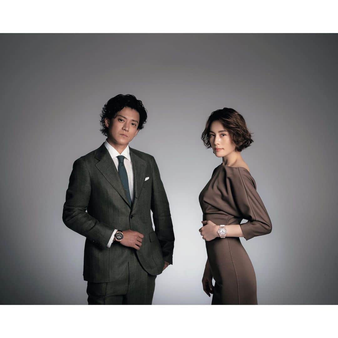 米倉涼子のインスタグラム：「皆さんこんにちはー！ 今日はSHOWTIME2日目！ やっぱりまだまだキンチョーするー😭  そして、そんな今日発売の 幻冬舎「GOETHE」でお世話になりました^ ^ なんと！俳優の小栗旬さんと対談させていただいてます✨✨ お互いの仕事への流儀や挑戦について、 そして私も好きな時計ブランド 「HUBLOT」についても話してます❤  お時間ありましたら是非！  Hello all! It’s the 2nd day of SHOWTIME! Still getting stage fright though…😭  And… many thanks to Gentosha GOETHE issued today, very honored to talk with actor Shun Oguri✨✨  We exchanged our thoughts on work ethics & hopes, and I also talked about my favorite HUBLOT watches❤  Check it out if you can!   #小栗旬 @goethe_magazine @hublot_japan @fendi  #fendi」
