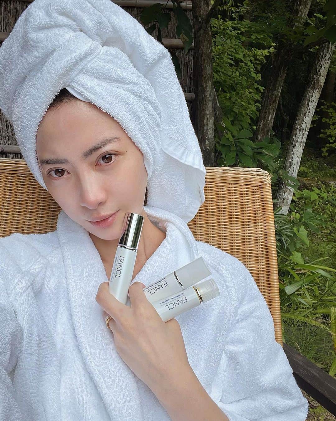 のインスタグラム：「そろそろ夏本番が始まるし紫外線も強いからスキンケアを美白ケアにシフト🧖🏻‍♀‍🌿  @fancl_official の無添加スキンケアの肌本来の綺麗になる力を底上げしてくれるコンセプトがとても好きで使ってます✨  無添加(※)だから品質を守ったまま使い切れるよう1ヵ月分の使いきりコンパクトサイズなのも嬉しい☺️💕 この無添加のこだわりが化粧品によるストレスから解放してくれて、今の私の求めているスキンケアでした🌿  美容成分をギュッと詰め込んだ美容液級の美白スキンケアだからコットンを使わず手を使って丁寧に肌に馴染ませると、 伸びがいいから少量でもしっかりとうるおうの✨ メラニンの排出が滞ることが原因でできてしまうなかなか消えない”居座りジミ”にアプローチして予防してくれるそう！ まだ目には見えないシミもケアできるのは嬉しい🥺 また使い続けたレポしますね🌻   #ファンケル #ファンケルホワイトニング #美白ケア #無添加スキンケア #pr #シミケア ※無添加…防腐剤・香料・合成色素・石油系界面活性剤・紫外線吸収剤を一切使っていません」
