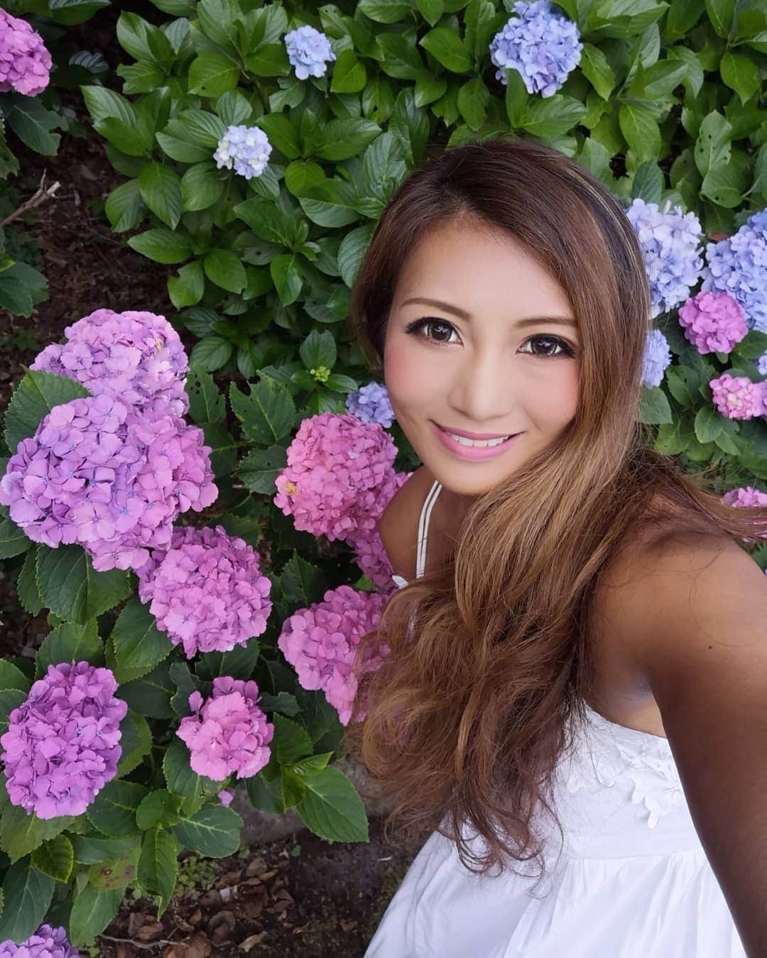 REIKAさんのインスタグラム写真 - (REIKAInstagram)「. お花大好き❤ 今日は紫陽花と撮影でした📷 最近野外撮影多いので自然と沢山触れ合える写真多くて嬉しい😍 夏はひまわり🌻、そして秋は紅葉🍁,すすき🌾色々あるね✨  さて今からトレーニング💪 頑張ります💨  #flower #紫陽花 #portrait #撮影 #shooting」6月24日 17時25分 - reika_japan