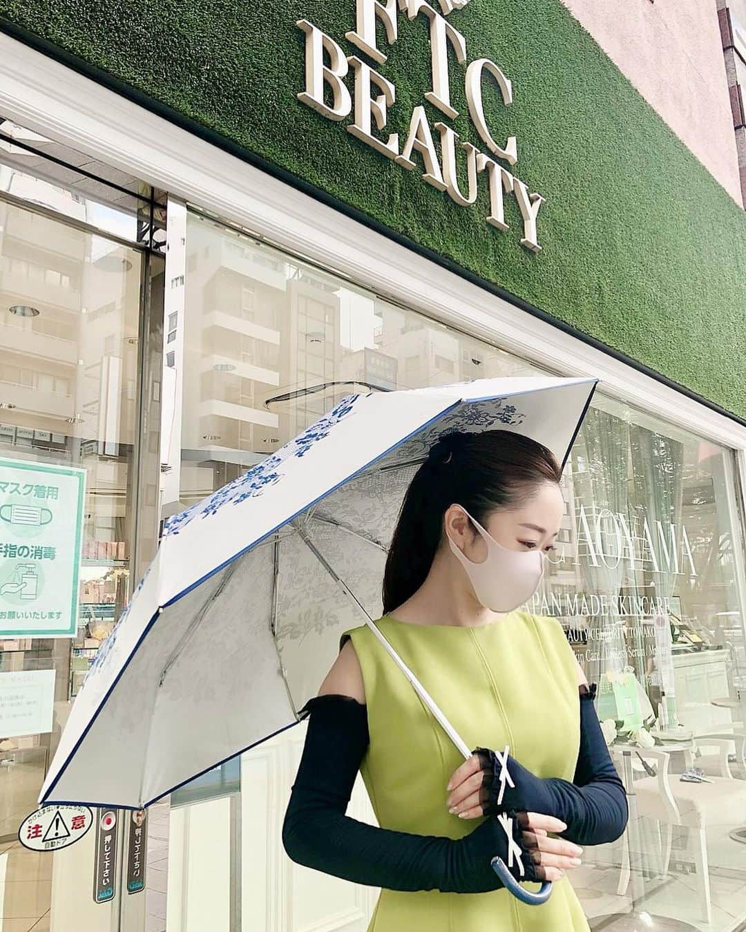 君島十和子さんのインスタグラム写真 - (君島十和子Instagram)「今日も表参道は 突然🌂雨がさーーっと 降ったり 太陽が☀️差してきたり 安定しないお天気です。  そんな時に… 「晴雨兼用」の今月の ノベルティの傘(190g：折り畳み式：ケース付き) がお役にたてているせいか、 お店でも 大変人気を頂いております🙇‍♀️🙏🏻💦  今日の店舗スタッフ 「歩くマイナスイオン」 のUMIちゃん(2枚目の写真)と  「森の妖精」ERIちゃん(1枚目と3枚目の写真)から 今日現在、 表参道店舗で 人気を頂いている 2品をご紹介です。  国産米を"奇跡の酵母"で発酵した エキスをたっぷり使用している 保湿導入美容液 (アルコール・香料不使用) ［フローラパワーリポセラム』 お肌の潤いの違いが人気の秘密です。 そして、 マスカラとまつ毛美容液 のセット。 こちらには 拡大鏡付きノベルティミラーが 付きます。 マスカラはマスクの呼気にも負けず、 カールアップ・軽い付け心地(▶️リール画像あります) ぬるま湯でスルリと落とせます🆗  私も仕事が終わってから店舗に お買い物に行くのですが、 ふんわりした２人の雰囲気に 癒されてます🍀  #ftcbeauty #ftcaoyama  #ftcbeauty.staff #君島十和子 #フェリーチェトワコ #表参道 #スタッフ紹介 #お肌のご相談でも #20代のお嬢様から お母様へのプレゼントのご相談 #30代お友達への誕プレのご相談 #70代のお客様は月一度の美容院のついでに #店舗にて #お目にかかるのが楽しみ」6月24日 17時40分 - ftcbeauty.official
