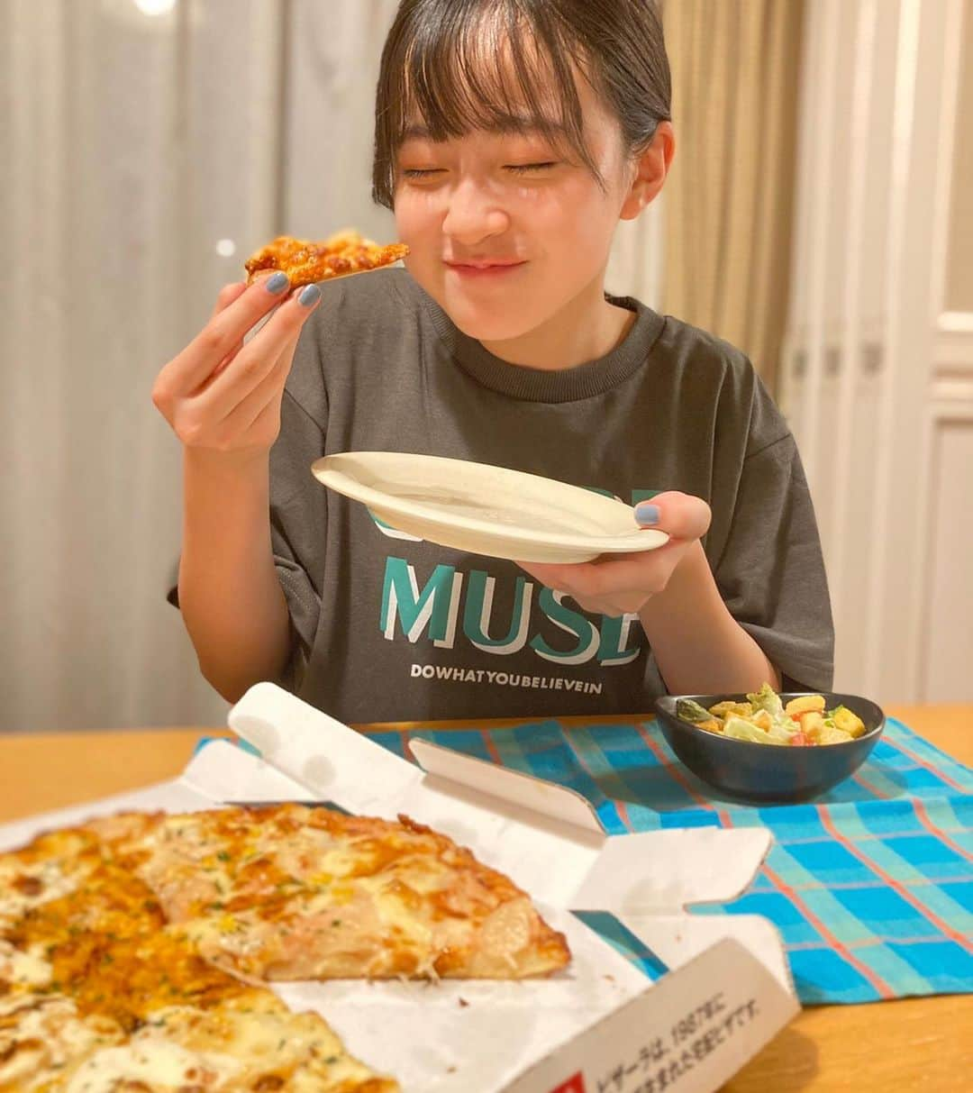 足川結珠さんのインスタグラム写真 - (足川結珠Instagram)「︎︎ 家族でピザを食べました🍕 とっても美味しかったです♡ また食べたいな☺︎！ #ピザ #足川結珠 #トップコート #ニコラ #ニコモ」6月24日 17時48分 - yuzu_ashikawa1222official