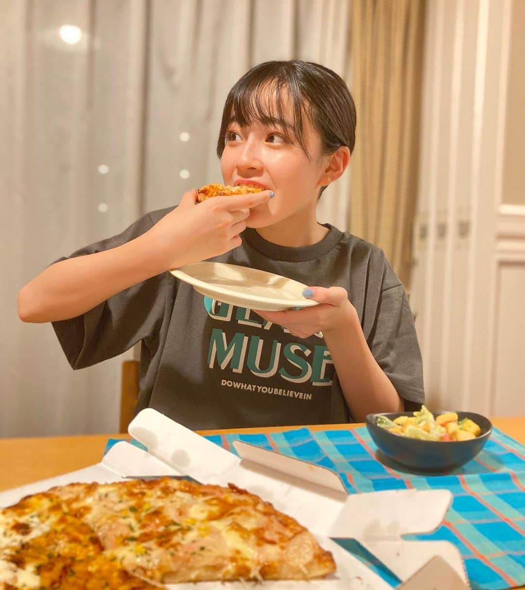 足川結珠さんのインスタグラム写真 - (足川結珠Instagram)「︎︎ 家族でピザを食べました🍕 とっても美味しかったです♡ また食べたいな☺︎！ #ピザ #足川結珠 #トップコート #ニコラ #ニコモ」6月24日 17時48分 - yuzu_ashikawa1222official