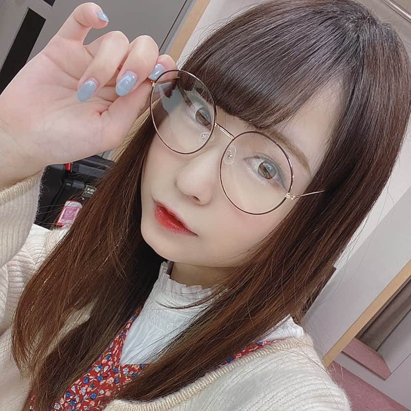 中澤莉佳子のインスタグラム：「こんや20時から〜 モニタリングさんです(ᐡᴗ ̫ ᴗᐡ) 一応変装のためにメガネをつけました。  お寿司屋さんにふらっと入ってきた女子が突然沢山食べだしたら大食い芸能人家族はどうなる！？です。モニタリング久しぶりで嬉しい今回は寿司激辛食いカーニバルでした🍣  最近の好きな寿司ネタはミル貝ととろたく巻です。見てね！  #モニタリング #大食い #大食い女子 #寿司 #銀座沼津港 #回転寿司」