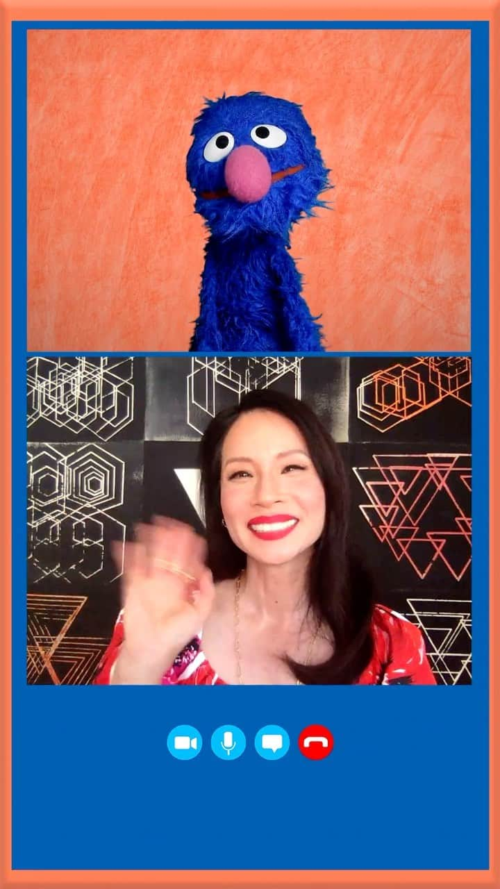 ルーシー・リューのインスタグラム：「My @SesameStreet friend @Grover and I got to hang out and talk about parenting.  Being a mom is the most fulfilling job I've ever had- but it’s also very challenging!  Let's get parents everywhere the support they need -   @UNICEFUSA. Link in bio.」