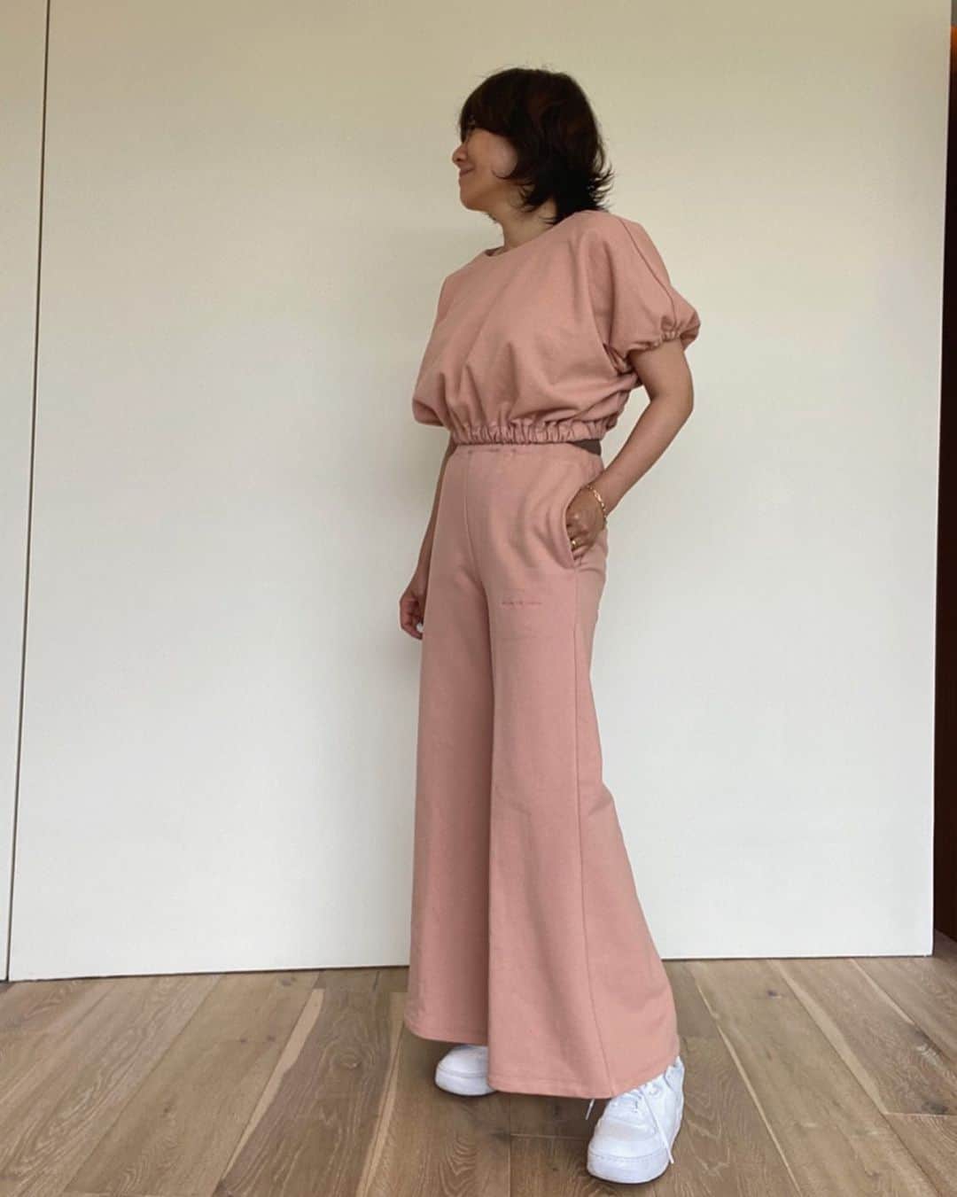 風間ゆみえのインスタグラム：「なんか、こんがり日焼けしている人のようだけど、笑 日焼けしたのかしら？このスエットのカラーはSunshine。 真面目に日焼け止めしていないから、そろそろしなきゃね。  このスタイルも好き。 コンパクトなトップにセミフレアのボトムがスタイルアップして見える☺️✨もちろん着心地最高です。  問題は、、違うか、笑、楽しいのは、色を選び。 2〜3色欲しくなってしまうこと。Sunflower(落ち着きのあるイエロー)と、Stonegrayのショートボトムとのセットアップも欲しいと迷ったの。　 でも、最初に手にしたのがやはり良かったりするのよね。 このセットアップもそう。  でも、でも、ショートボトムとのセットアップも良いよね！  @mylan_official  #organiccotton  #美脚、足長く見えるスエット」
