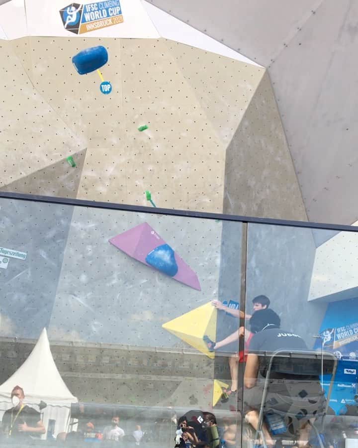 ヤン・ホイヤーのインスタグラム：「Little shoulder work  out followed by a gross attempt to match this crimp 🤢  @madrockclimbing」