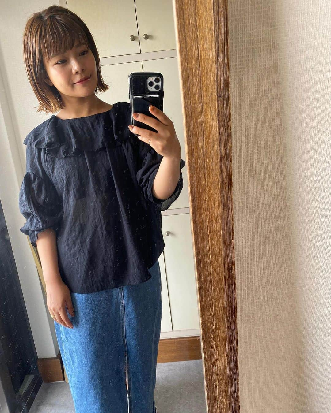 クロさんのインスタグラム写真 - (クロInstagram)「いつかのコーデ👖�✨✨ @classicalelf_official のメチャクチャ可愛い、前後2wayシャツ💭 ビックカラーが可愛すぎる🦖🦕 ヘルシーな透け感と、ご覧の通りの 華奢見えシャツです！！！  ほどよいガーリーとのバランスと 華奢見えでわたくしかなり気に入りましたっ😤😤😤  #クラシカルエルフ #classicalelf #エルフコーデ #ドロップショルダー #ワンマイルウェア #初夏コーデ #pr #ママコーデ #クロリサコーデ #大人コーデ #大人カジュアル」6月24日 19時50分 - kuro_risa