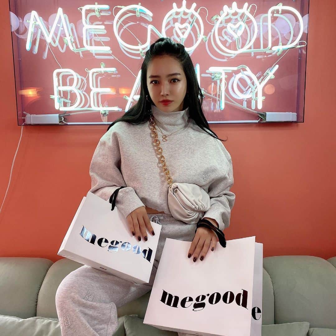 megbabyのインスタグラム：「金曜の夜はJUNE NIGHT PARTY☪️😈☂️  明日6月25日(金)17:00に @megood__beauty で③つのBIGイベントをご用意しました❤️‍🔥  マグワートトナー✨BIGサイズ✨みんなからのたくさんのリクエストにお応えしてまたまたつくりました🥰しかも今回は特大スペシャル容器😳✨✨ タイムセールと再販もあるので最後までチェックしてね🧏🏻‍💜  --------------------  【🪐BIG EVENT①🪐】 MEGOOD BEAUTY20枚SETマスク［✨ALL30％OFF✨］  ☑️CICA SOOTHING REPAIR MASK 20EA ☑️MUGWORT CALMING MASK 20EA ☑️CERAMIDE SKIN BARRIER MASK 20EA ￥7,040→［✨￥4,928(税込)✨］ ＊￥2,112お得  ☑️SPI-FACE LINE SMOOTHING LIFT WRINKLE MASK 20EA ￥8,250→［✨￥5,775(税込)✨］ ＊￥2,475お得  【⏱SALE期間⏱】 6月25日(金)17:00～23:59 7時間限定!  --------------------  【🪐BIG EVENT②🪐】 大変お待たせいたしました!［✨再販✨］のお知らせです☄  ☑︎mgb skin/GLOW TONE UP CREAM ￥3,300(税込) 大人気のトーンアップクリームがついに再入荷します🤍  ☑︎mgb skin/［RENEWAL］CICA POWDER WASH ￥2,970(税込) シカパウダーウォッシュのパッケージがグリーンからブルーに変更💙さらに切り口がわかりやすくなりました😉商品の成分・内容量・価格に変更はございません💭   --------------------  【🪐BIG EVENT③🪐】 マグワートピュアトナー待望の［✨ビッグサイズ✨］がポンプになって新登場⛲！ しかも、チルコットンが付いてくる！  数量限定 『[💚BIG SIZE💚] MUGWORT PURE TONER POMP SET』 -MUGWORT PURE TONER POMP 500ml  -CHIRU COTTON 80枚 ￥8,250(税込) ＊￥11,440相当  容量は通常サイズの約3.3倍⤴！！なのにプライスはダウン⤵ 150ml→［✨500ml✨］  --------------------  ✅それぞれのイベント詳細は @megood__beauty の投稿をチェックしてね🥺💜  SETボックスは数に限りがあるのでお買い逃がしなく👻💦 金曜の夜はみんなで盛り上がりましょう😈🎶Can you keep up?  #MEGOODBEAUTY #mgbskin @mgb_skin 🔮」