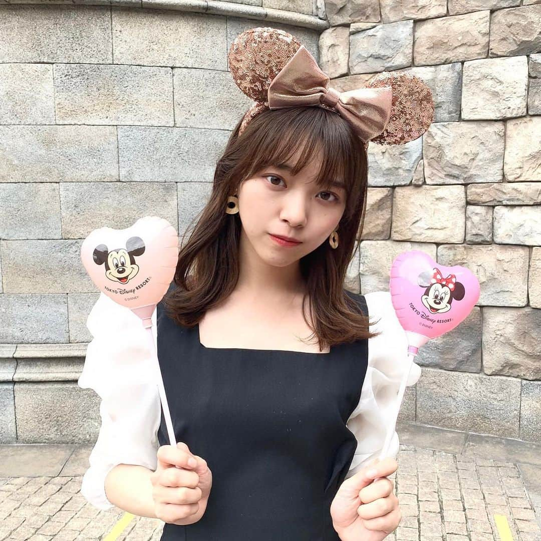 横山キラさんのインスタグラム写真 - (横山キラInstagram)「ゼミのみんなとディズニー行ってきました🐭  可愛い風船があったのでついつい買ってしまいました🥰🥰  #ディズニー #ディズニーシー #ディズニーコーデ #ディズニーグッズ #ディズニーカチューシャ #disneysea #disney  #カチューシャ #ミディアム #ミディアムヘア #サロンモデル」6月24日 19時49分 - kira_yokoyama_