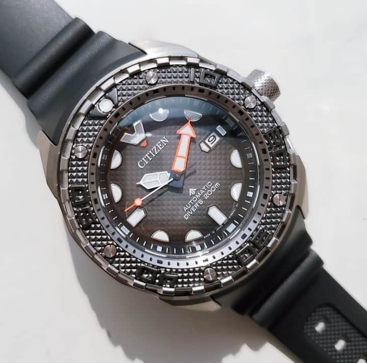 CITIZEN（シチズン時計）さんのインスタグラム写真 - (CITIZEN（シチズン時計）Instagram)「強靭なケースにタフな機能を搭載、夏の手元にぴったりなメカニカルダイバー。 ・ 『シチズン プロマスター』MARINEシリーズから、耐磁性能に優れた200m潜水用防水のメカニカルダイバーをご紹介します⌚ ・ ベゼルと文字板には、スタッズのような細かいピラミッドパターンを施し、強靭でタフな印象を演出。 ・ ケースと別体ベゼルに、軽く、キズに強いスーパーチタニウム™を使用することで、見た目のボリュームからは想像できない軽さを実現しています✨ ・ 強化耐磁仕様の新ムーブメントを搭載していて、耐磁性、防水性、視認性に優れた1本です！ ・ この夏、おすすめのモデルです！！ ・ 【NB6004-08E　￥132,000(税抜価格￥120,000)】 【NB6005-05L　￥143,000(税抜価格￥130,000)】 【NB6006-02X　￥143,000(税抜価格￥130,000)】 ・ #シチズン #savethebeyond #promaster #プロマスター #ダイバーズウォッチ #ダイバーウォッチ #潜水用 #防水時計 #防水 #ダイバーズ #divewatch #機械式時計  #automaticwatch  #夏ファッション #時計 #腕時計 #腕時計くら部 #時計好きな人と繋がりたい #新作 #watch #watches #watchfam #citizenwatch #citizenwatches #スポーツウオッチ #カジュアルファッション #アウトドア #スーパーチタニウム  #supertitanium  #夏コーデ」6月24日 20時00分 - citizenwatchjp