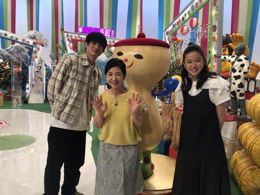 宮崎美子さんのインスタグラム写真 - (宮崎美子Instagram)「本日の『日本人のおなまえ！』見ていただいてますか？  『青天を衝け』渋沢栄一にまつわるおなまえです。 ゲストの高良健吾さんとは、映画『おにいちゃんのハナビ』で親子でした。 高良さんが言うにはあれから、10年だそうな…  そして、同じくゲストの藤野涼子さんも一緒に記念撮影。  #NHK#日本人のおなまえ#青天を衝け」6月24日 20時23分 - miyazakiyoshiko.official