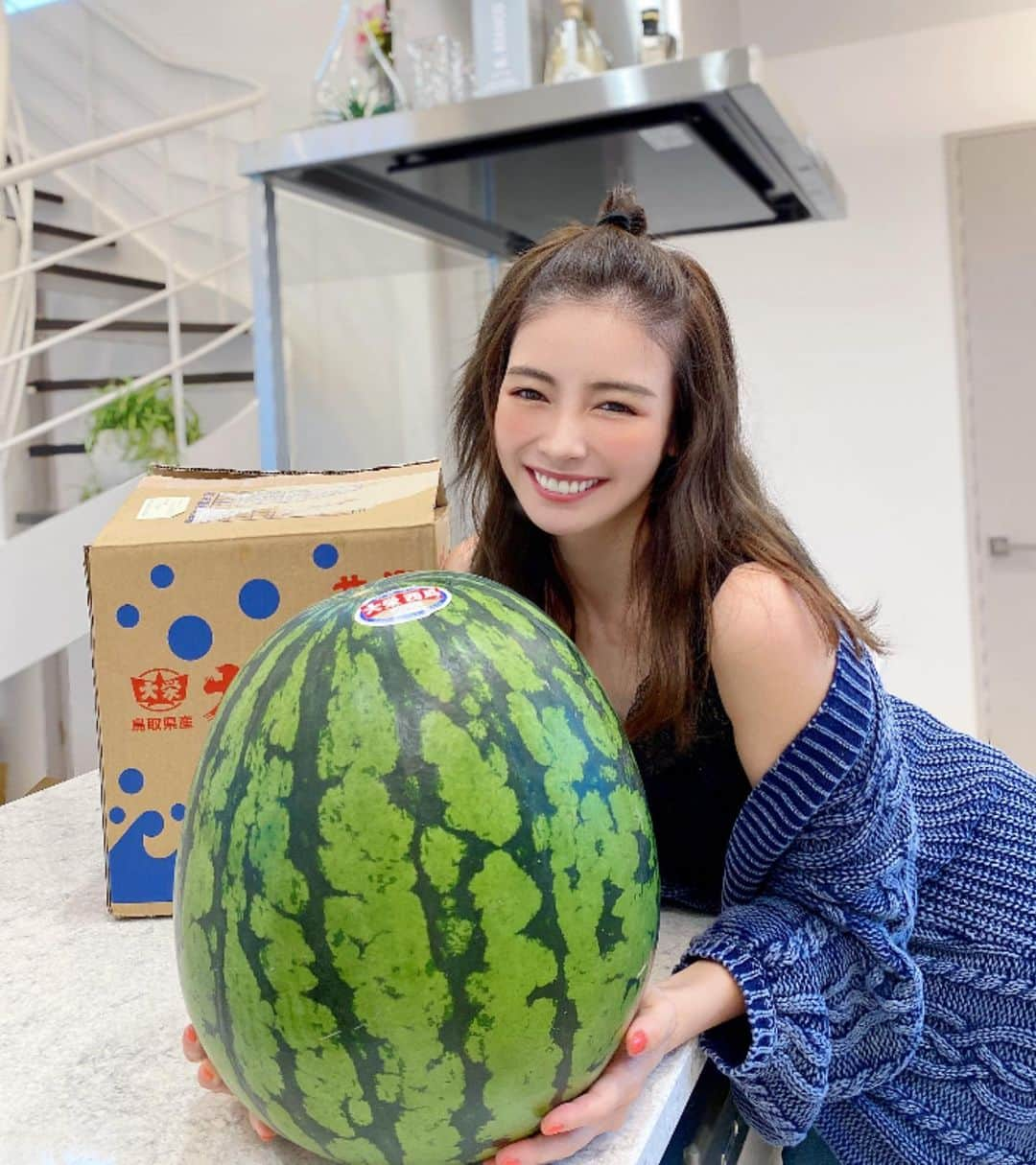 得あゆさんのインスタグラム写真 - (得あゆInstagram)「20kgのスイカ🍉今年も買った。 楽天で3890円。安。笑 めっちゃ美味しい🥺🥺🥺  スイカスムージー🍉🥤にしまくろ。  写真は去年ので今年はまだ撮ってない 明日👶🏻と並べて撮ろう。笑  ・ ・ ・ ・ ・ ・ ・ ・ ・ #スイカ#すいか#西瓜#大栄スイカ#鳥取#鳥取グルメ#お取り寄せ#お取り寄せグルメ#お取り寄せスイーツ#楽天#野菜#フルーツ#デカ盛り#スムージー#おうちごはん#おうちカフェ#おうち時間#デザート#子育てママ#子育てグラム#赤ちゃんのいる暮らし#産後ダイエット#産後#夏コーデ#大人カジュアル#大人可愛い#部屋着#パジャマ#suica#japanesefood」6月24日 20時43分 - tokuayu819