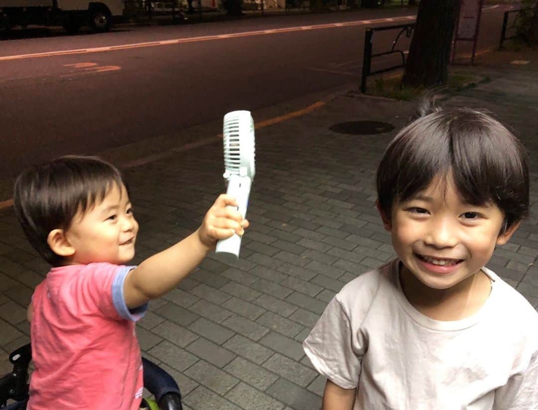 佐藤遙灯さんのインスタグラム写真 - (佐藤遙灯Instagram)「. にいにに風をあてて髪をなびかせる 優しいたすく👶🌈 . #ブロワー係 #たすく #どこで覚えたんだろう #にいにが大好きな弟 #仲良し兄弟 #はると #佐藤遙灯  #明日もがんばろう #スペースクラフト #スペースクラフトジュニア」6月24日 20時43分 - sato_haruto__official