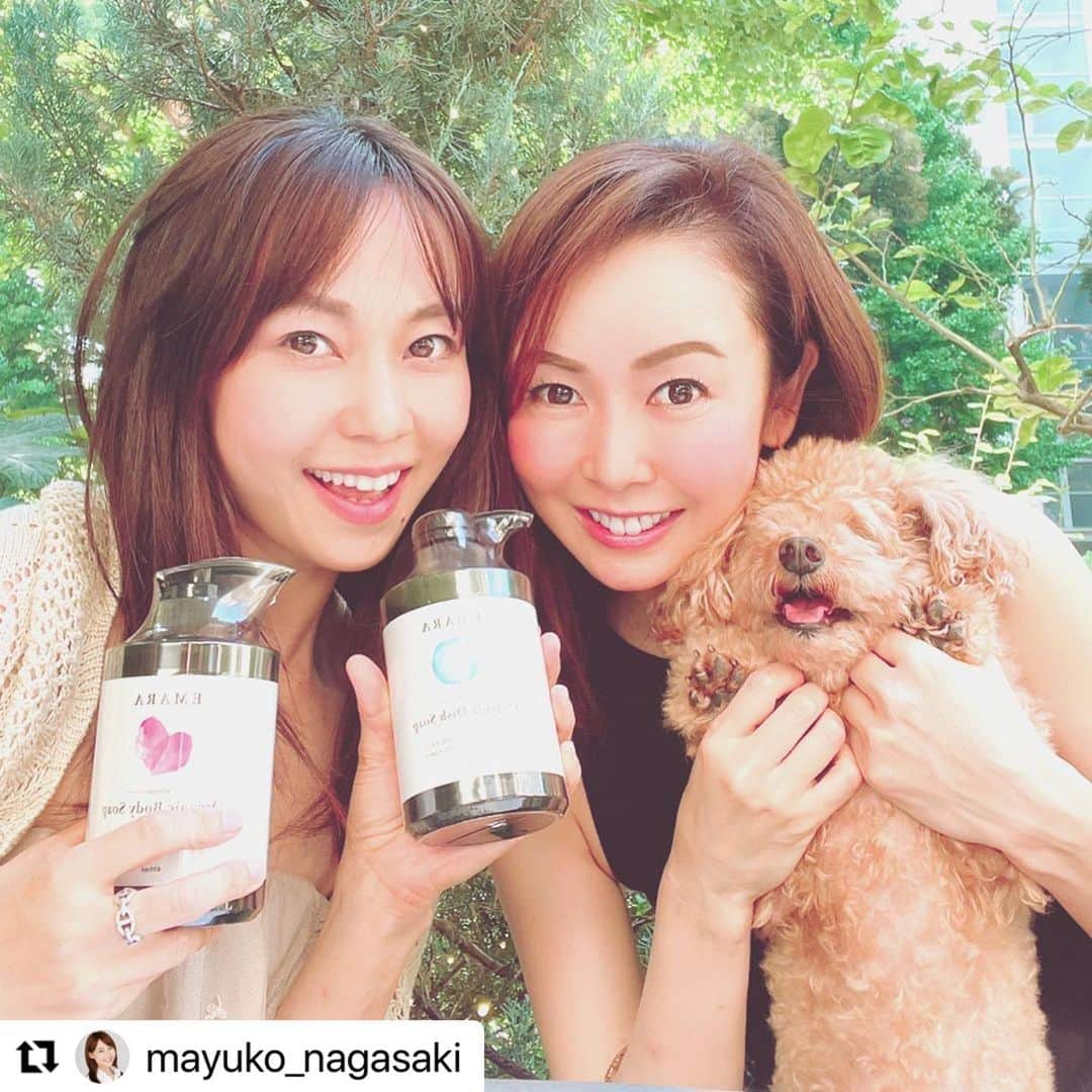 宮崎宣子さんのインスタグラム写真 - (宮崎宣子Instagram)「まゆこちゃん💛ありがとう💛💛 お互いに頑張ろうね🥰  #Repost @mayuko_nagasaki with @make_repost ・・・ 元日テレアナウンサーの宮崎宣子さんとランチ♫久々にお会いできました💕  出会った当時は、私も日テレの『女神のマルシェ』担当していたフリーアナウンサーだったけど、今は2人とも経営者でもある。話の内容もサイト作りのこととか物を売るためには、、とか‼︎  刺激をたくさんいただきました♫愛犬ちゃんもかわいすぎるのです💕  のぶこさんの立ち上げたブランドの『EMARA』のボディソープもDISH SOAPも最高にイイ‼️国産オーガニックハーブを使っていて、ものすごくいい香りなのとお肌に優しいので子どもたちにも使えるのです❤️  洗い物による手荒れにも配慮！ちなみに、のぶこさんの手や腕はしっとりハリがあるのよ〜‼︎さりげなく触ってます‼︎^ - ^  #estnation でもオリジナルサイトでも#Amazon などでも買えるよ〜♫オーガニックにこだわるママさんたちにも使って欲しい💕のぶこさんの愛が詰まってますよ！  2年前にエマラ誕生のレセプションの時の写真も出てきた^ ^ 会うと元気もらえちゃう❤️のぶこさん、いつもありがとうございます😊💕  #オーガニック #EMARA #宮崎宣子 #ハーブ #オーガニックライフ #女子アナ #お皿洗い #ボディソープ #日テレ #フリーアナウンサー #新ブランド #オーガニックハーブ #ママアナウンサー #年子育児  #アナウンサー #子どもにも安心 #国産ハーブ」6月24日 20時39分 - miyazaki_nobuko