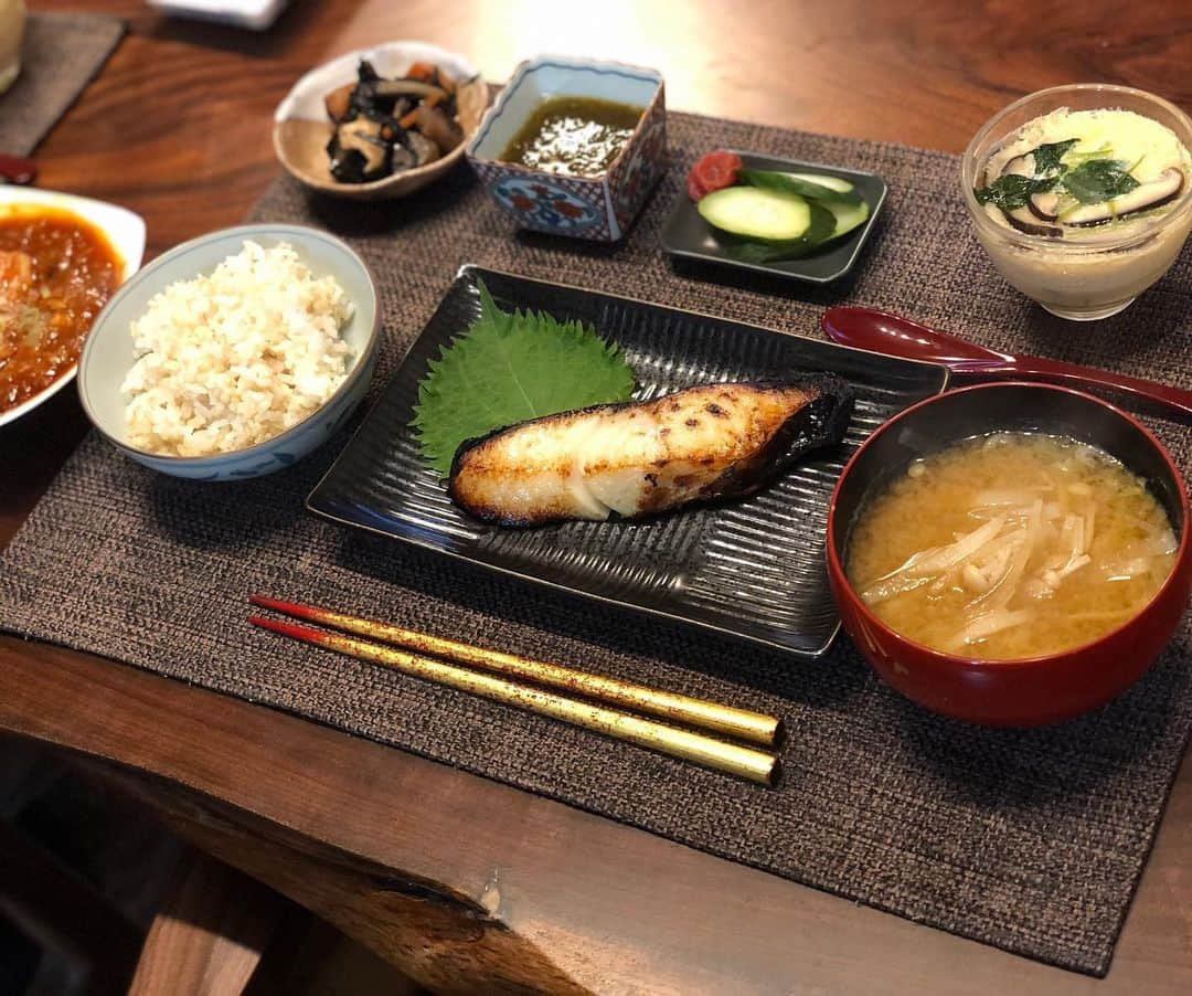 月央和沙さんのインスタグラム写真 - (月央和沙Instagram)「うちの晩ごはん👆🏻 . 慣れない育児に奮闘中ですが、 ごはんはしっかり🍚食べてます‼️ . #銀だらの西京焼き #茶碗蒸し #もずく酢 #ひじきの煮物 #大根とえのきのお味噌汁 #お漬物 #納豆 #昨日の残りのエビチリ #箸置き忘れてる💦」6月24日 20時42分 - kazusa_tsukio