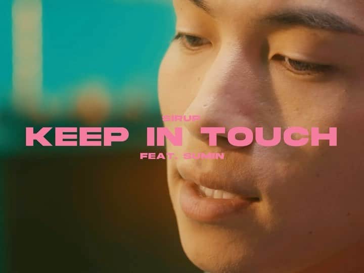 のインスタグラム：「3月にリリースしたアルバム「cure」から "Keep In Touch feat. SUMIN (Prod.by Slom)」"のMVを公開しました📺💎  どんな時代、どんな世界にいても、変わらず連絡取り合おう🤝  Music video for “Keep In Touch feat. SUMIN (Prod by Slom)" out now!! No matter what age or world we live in, we always gotta keep in touch 💙  STARRING SIRUP @sirup_insta SUMIN @suminboutu  MUSIC: Lyrics : SIRUP / SUMIN Music : SIRUP / SUMIN / Slom Sound Produced by Slom @slominu  Recording Engineer: Hiraku Someno @hirasome Mixing Engineer: Slom / SUMIN Mastering Engineer: Joe LaPorta (Sterling Sound) @jlaportamasters International Project Coordinator: YonYon @yonyon.j  VIDEO STAFF:  [SIRUP] Director: Nasty Men$ah @nastymensah Cinematographer: Ryosuke Komatsu @exoyrk Lighting Director: Yutaro Meguro Camera Assistant: Rina Tsutsui Lighting Assistant: Ryuji Nakano Production Assistant: Ryosuke Matsuda (OKNACK), Takuya Okimoto (OKNACK), Honami Aratani Production Manager: Misayo Takei (OKNACK) Producer: Mizuhiro Takayasu (OKNACK), Sho Hatano (OKNACK) @shohatano_reel Stylist: TEPPEI @stylist_teppei Hair: TAKAI @rr_takai_  [SUMIN] Director: Jin Yu @jinyuwith Director of Photography: Lim Jae Bin @jebne Art, Graphic: Lee Seok Jun @__levenge__ Compositing: Kim Kyung Mo @moverse__ Hair & MakeUp: eN @en.salmonroe.lover  #SIRUP #SUMIN #Slom」
