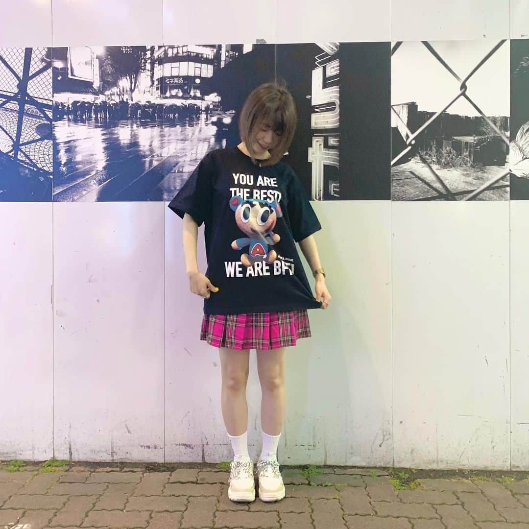 ぱいぱいでか美のインスタグラム：「ANGEL BLUEの復刻シリーズ💙 . エンブル復刻シリーズの季節が来たぜ…… ということで今回も可愛くて懐かしいけど 今っぽさもあって良い〜ですね〜 以前までのシリーズの再販も行われているようなので 検索してみてはいかがでしょうか。 受注生産だったはず！ エンブルと同じサイトで私のTシャツとロンTも売っとるので ついでにポチってください！ ハイライトにリンク貼ってます！ 告知上手！ てかこのスカート小学校の卒業式で履いてたやつ😂 . #ANGELBLUE #VANS #2365 #俺はインスタグラマーになりてぇ」