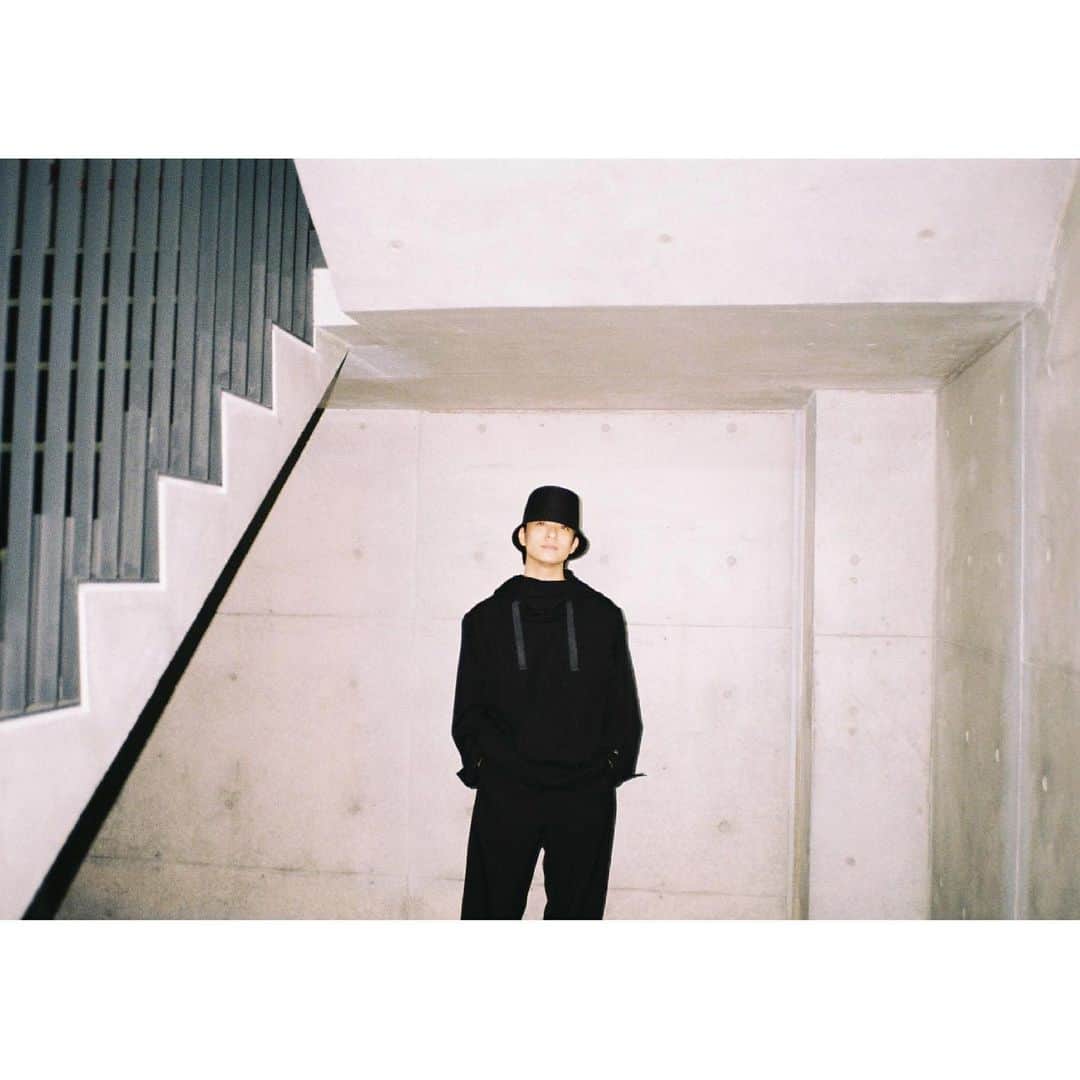 和田颯のインスタグラム：「全身黒着るとやっぱ黒好きだなってなりますね🖤 #contaxt2 #kodak #kodakcolorplus200 #ootd」