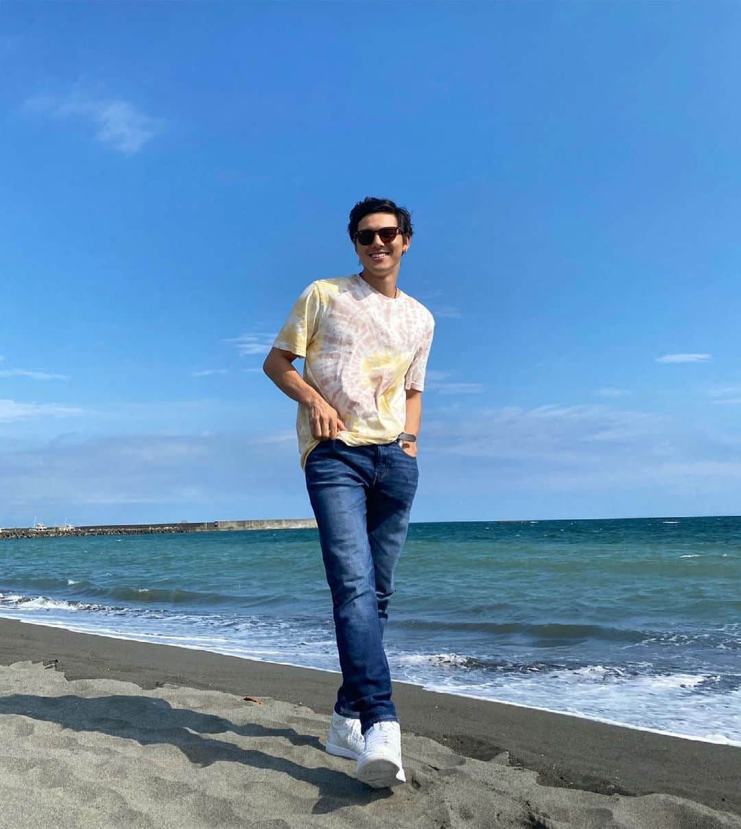 大田光るさんのインスタグラム写真 - (大田光るInstagram)「履き心地最高✌🏼❤️‍🔥✌🏼  アメリカンイーグル「サマーコレクション」を履いて海に行こう！   着ているアイテムは AEタイダイTシャツ AE AirFlex+ Clean Tech スキニージーンズ  クーポンコード「AEP03」で２０％オフになるキャンペーン中！ オンラインストア（www.aeo.jp）を是非チェックしてね！ @americaneaglejp #AE×ME  #AEJeans #americaneaglejp #AEx2021SS  #アメリカンイーグル」6月24日 21時30分 - hikaruota_official