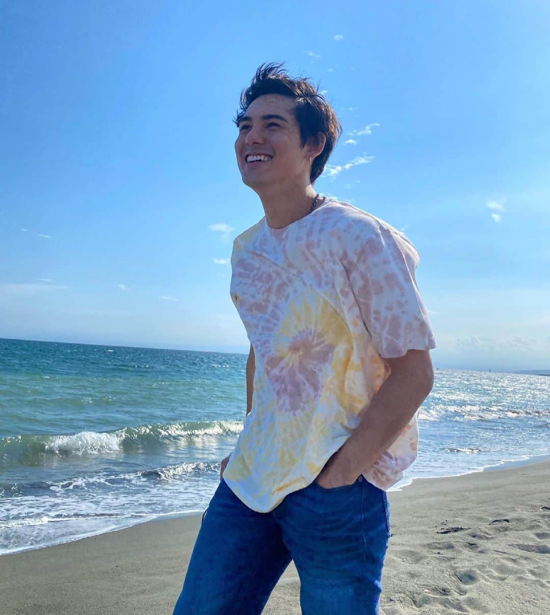 大田光るさんのインスタグラム写真 - (大田光るInstagram)「履き心地最高✌🏼❤️‍🔥✌🏼  アメリカンイーグル「サマーコレクション」を履いて海に行こう！   着ているアイテムは AEタイダイTシャツ AE AirFlex+ Clean Tech スキニージーンズ  クーポンコード「AEP03」で２０％オフになるキャンペーン中！ オンラインストア（www.aeo.jp）を是非チェックしてね！ @americaneaglejp #AE×ME  #AEJeans #americaneaglejp #AEx2021SS  #アメリカンイーグル」6月24日 21時30分 - hikaruota_official