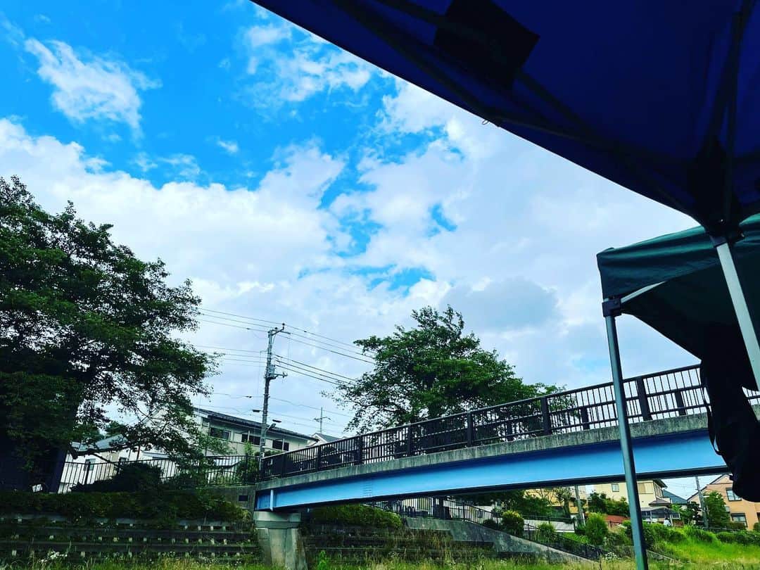 のインスタグラム：「本日とある現場にて、晴れ男頑張りました☀️ 一瞬ヤバイ時はありましたが☔️ 何とか勝ちました🥴 にしても綺麗な空だった〜  #外ロケ #空をみあげるのってやっぱいいよね #蚊に7箇所刺されたよ」