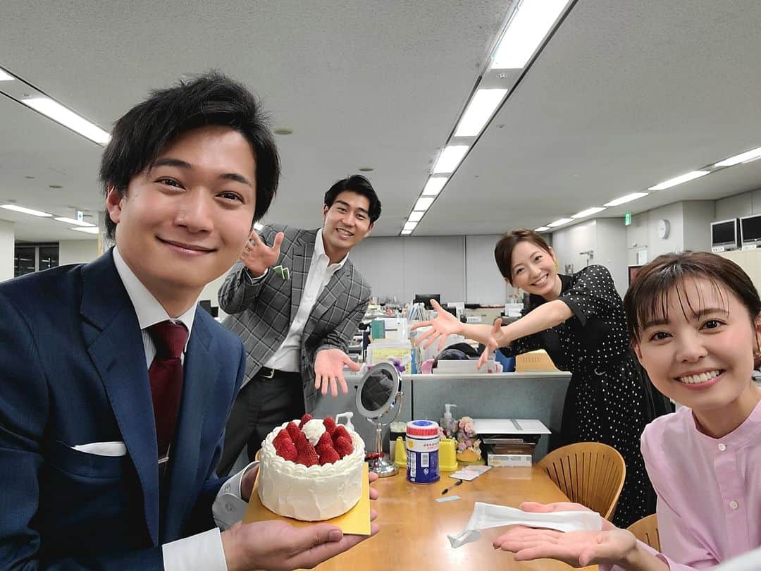フジテレビアナウンサーのインスタグラム：「德田聡一朗です！  今日「プライムオンラインTODAY」の オンエアを終えたあと……  番組スタッフの皆さんが、サプライズで 誕生日を祝ってくださいました！！！🎂  これには全く予想しておらず、思わず 「エ～～ッ！！！」と声をあげてしまい ひっくり返るくらいビックリしました。 本当に嬉しくて、感謝感激です……！！  アナウンス室に戻ったあと、先輩方と 記念に写真を撮っていただけました📷  今年で24歳になります！ 気合を入れて、精進します。 これからもよろしくお願いいたします！  (写真撮影時のみ、マスクを外しております。 また、距離を保って撮影しております。)  #プライムオンラインTODAY #フジテレビアナウンサー #宮澤智 #内田嶺衣奈 #内野泰輔 #德田聡一朗 #早起きは三文の德だ」