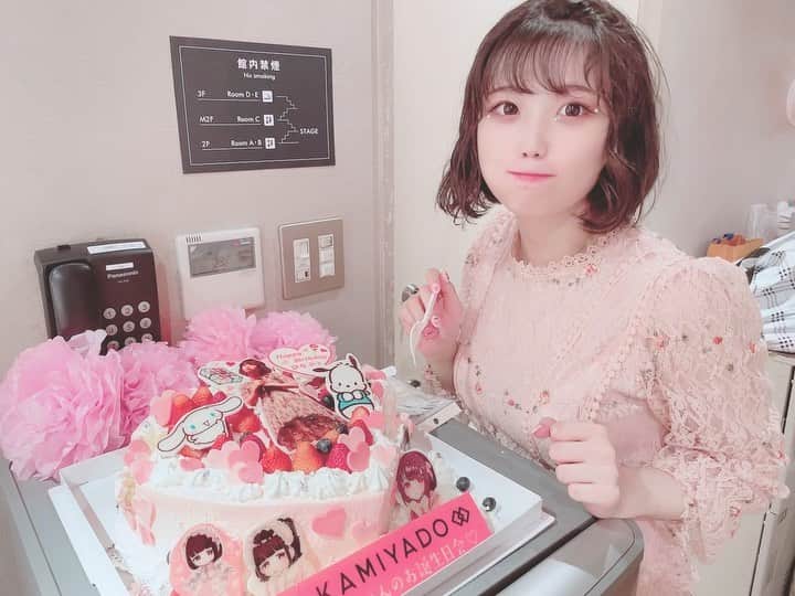 神宿のインスタグラム：「. 楽屋にて🎂. #小山ひな #神宿 #kamiyado」