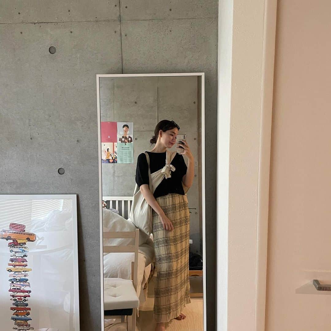 加藤愛里クリスティーナのインスタグラム：「#出勤コーデ  スカートも上のリブニットも楽ちんすぎてパジャマ着て会社行く気分だった🙃 シャツは古着で、それ以外はT:Jです👀」