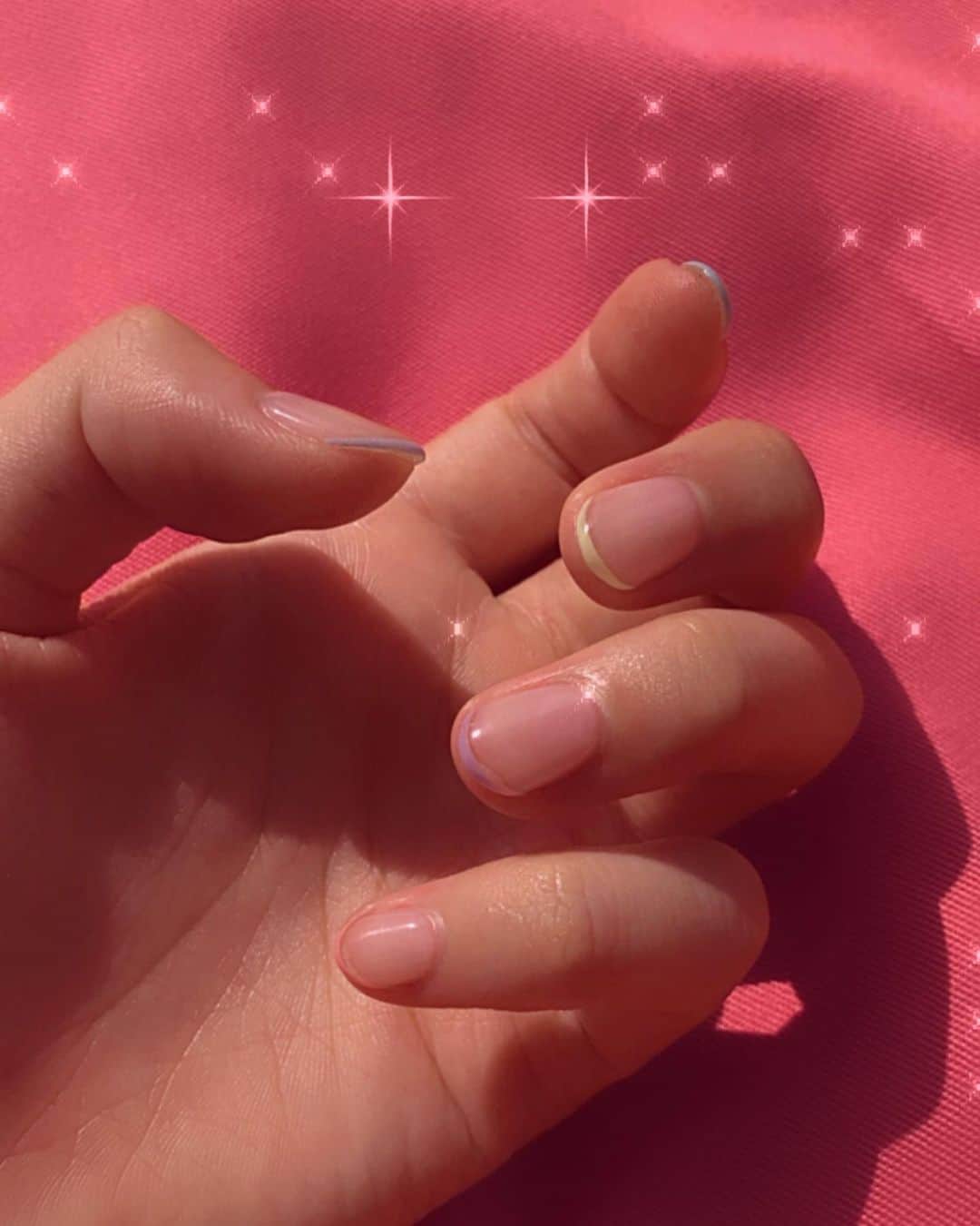 岩崎志保のインスタグラム：「💅💦🥝🔮💖  久しぶりにちゃんとネイルしてあがってる さりげなカラフルフレンチ！シンプルだけど個性的なデザインをデリマイ先生にお願いしたかわいい♡  ネイルとアイラッシュメニュー同時施術出来るから 次はまつパと同時にやってもらう❤️‍🔥  @delimainail のインスタフォローしてDMで予約すると20%オフになるよ😉  #デリマイnail #中目黒ネイルサロン #ルビケイト導入サロン #シンプルネイル #個性的ネイル #マグネットネイル」