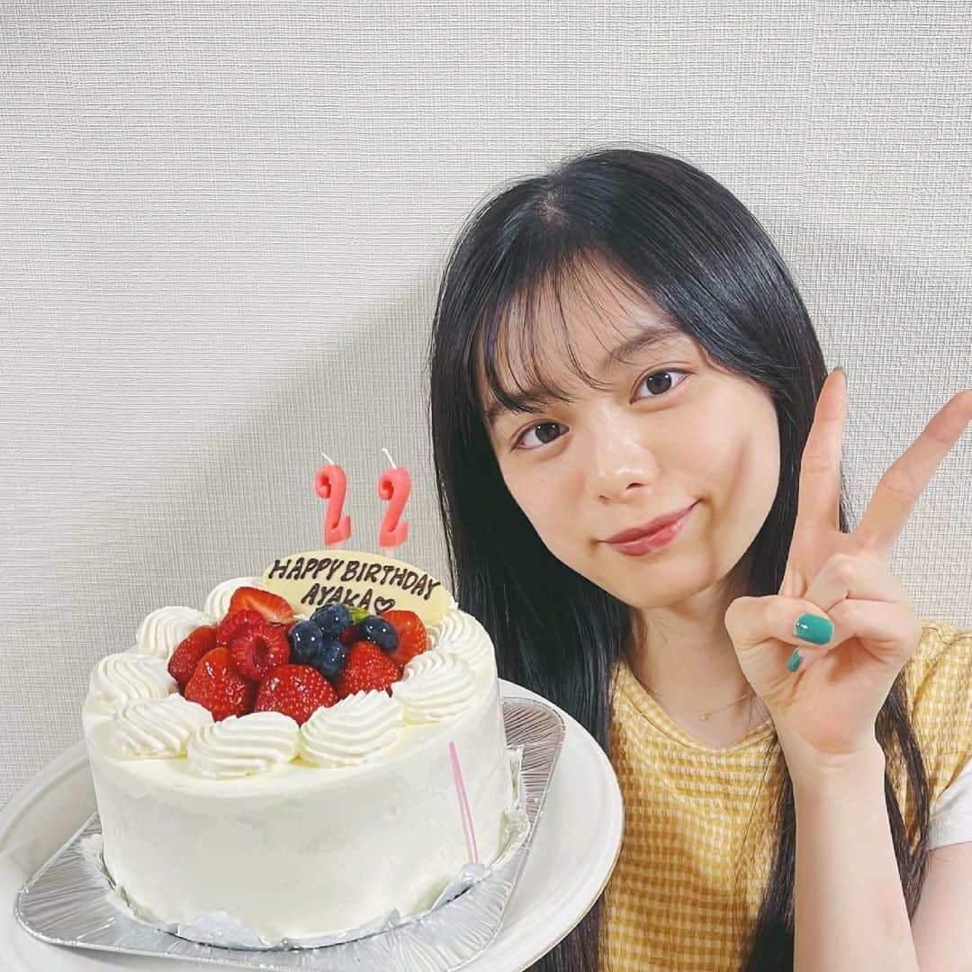 紺野彩夏さんのインスタグラム写真 - (紺野彩夏Instagram)「22歳になりました！ いつもたくさん応援してくださってありがとうございます そして、たくさんお祝いもしていただいてありがとうございます☺︎ 今年もゆるりと楽しくがんばります〜！」6月24日 22時30分 - ayaka_konno_official